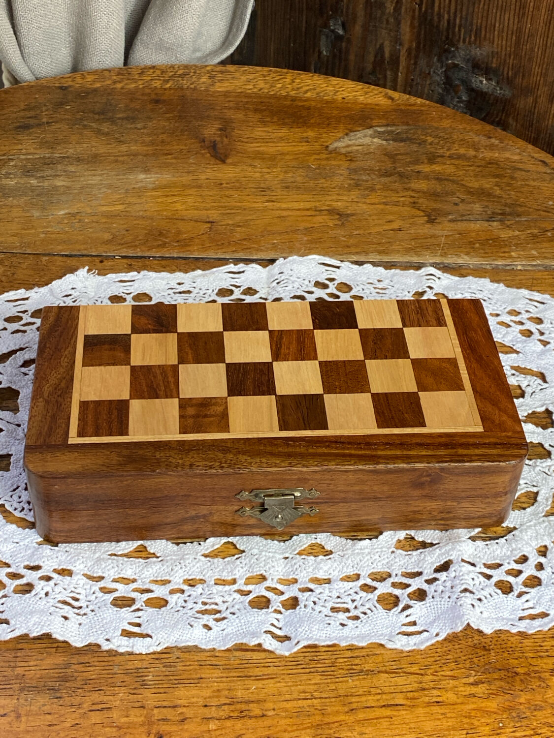 Travel chess set, in marquetry, magnetic pieces