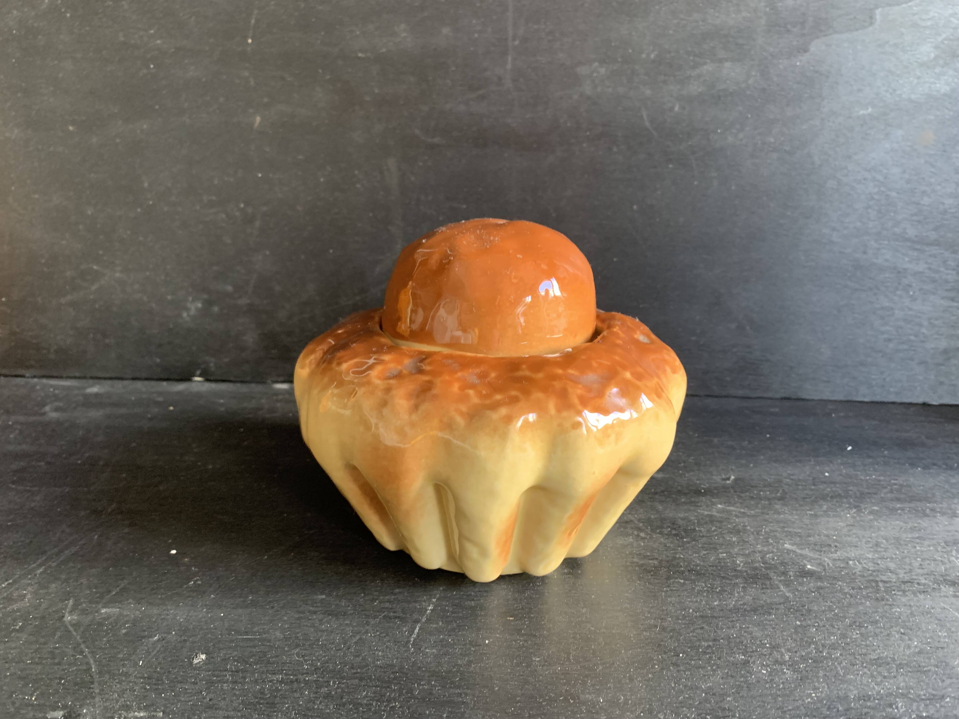 Brioche-shaped slip sugar pot, shaped and sculpted