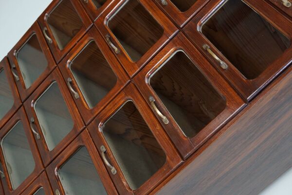 Meuble de mercerie anglais avec tiroirs vitrés, vers 1930