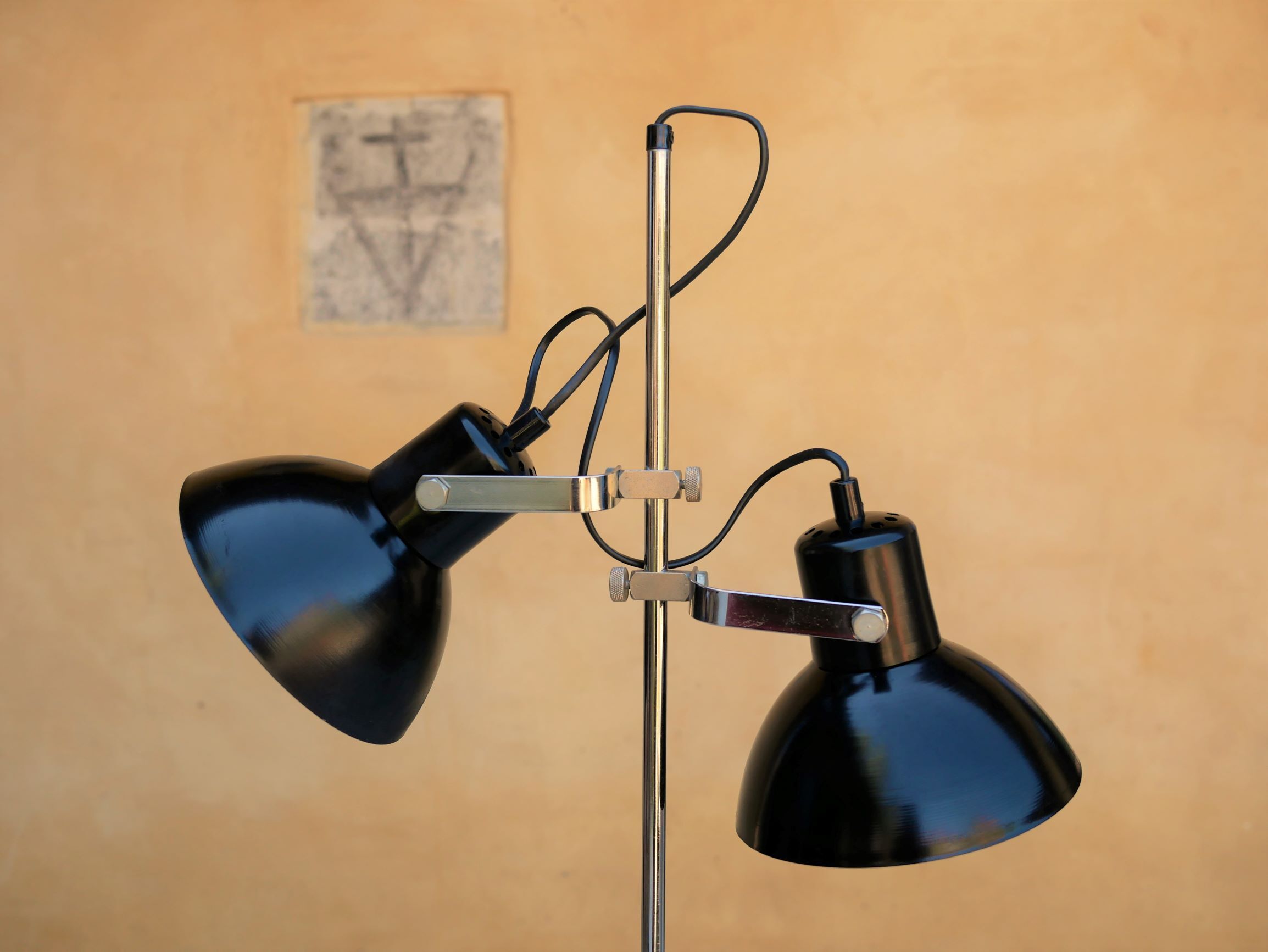 Lampadaire en métal noir avec 2 spots