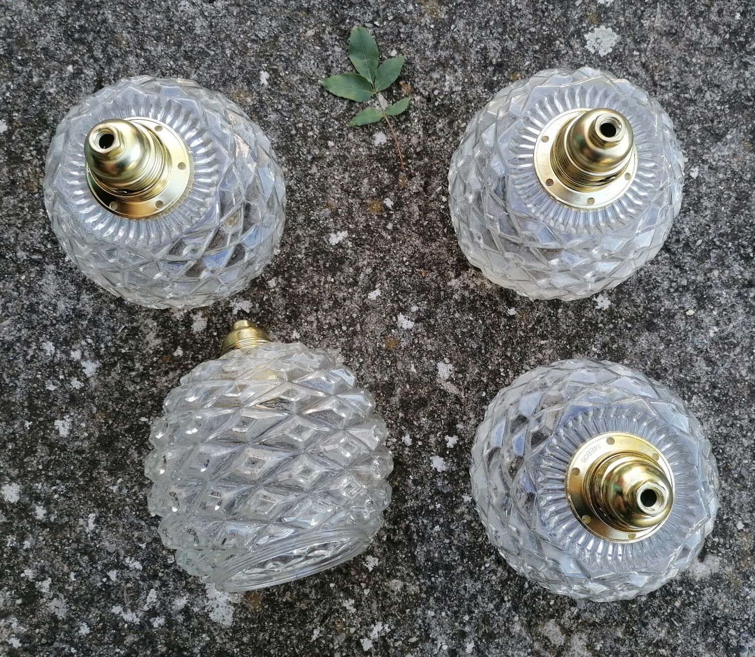Lot de 4 suspensions globe en verre moulé vintage