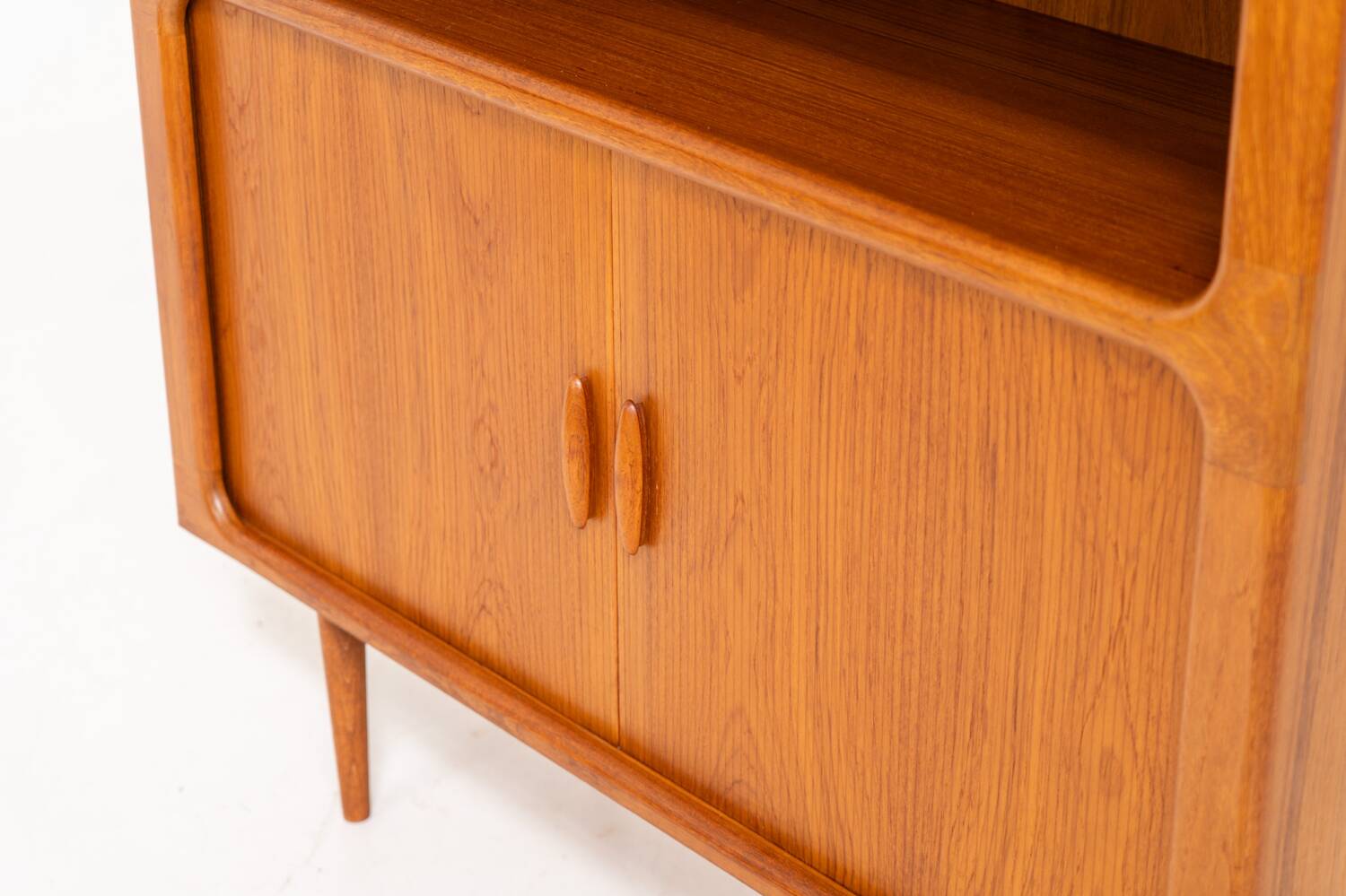 Bibliothèque en teck de Svend Dyrlund avec portes à tambour (Danemark, années 1960).