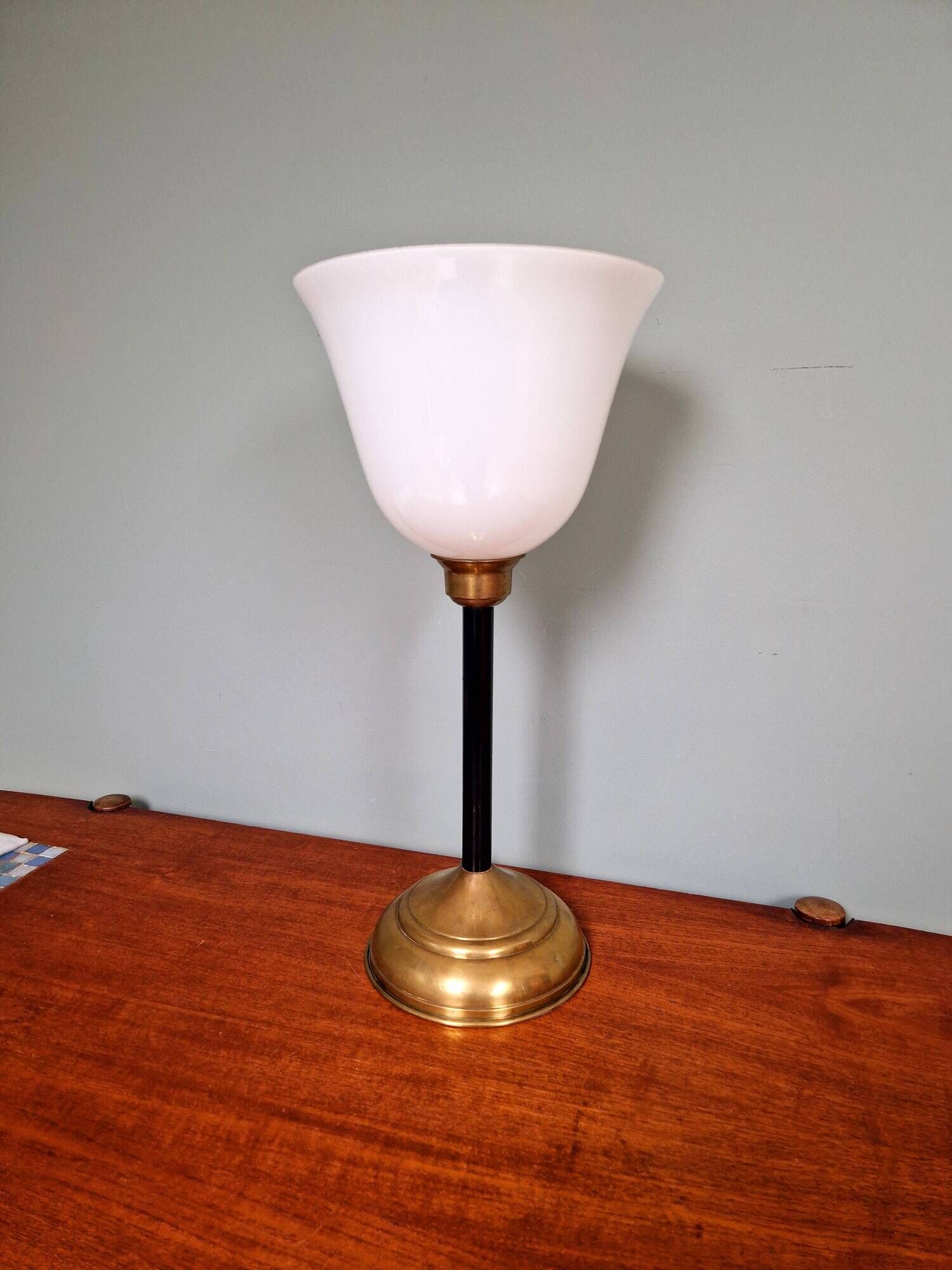 Large Art Deco table lamp, in brass and white opaline, 1920s-3