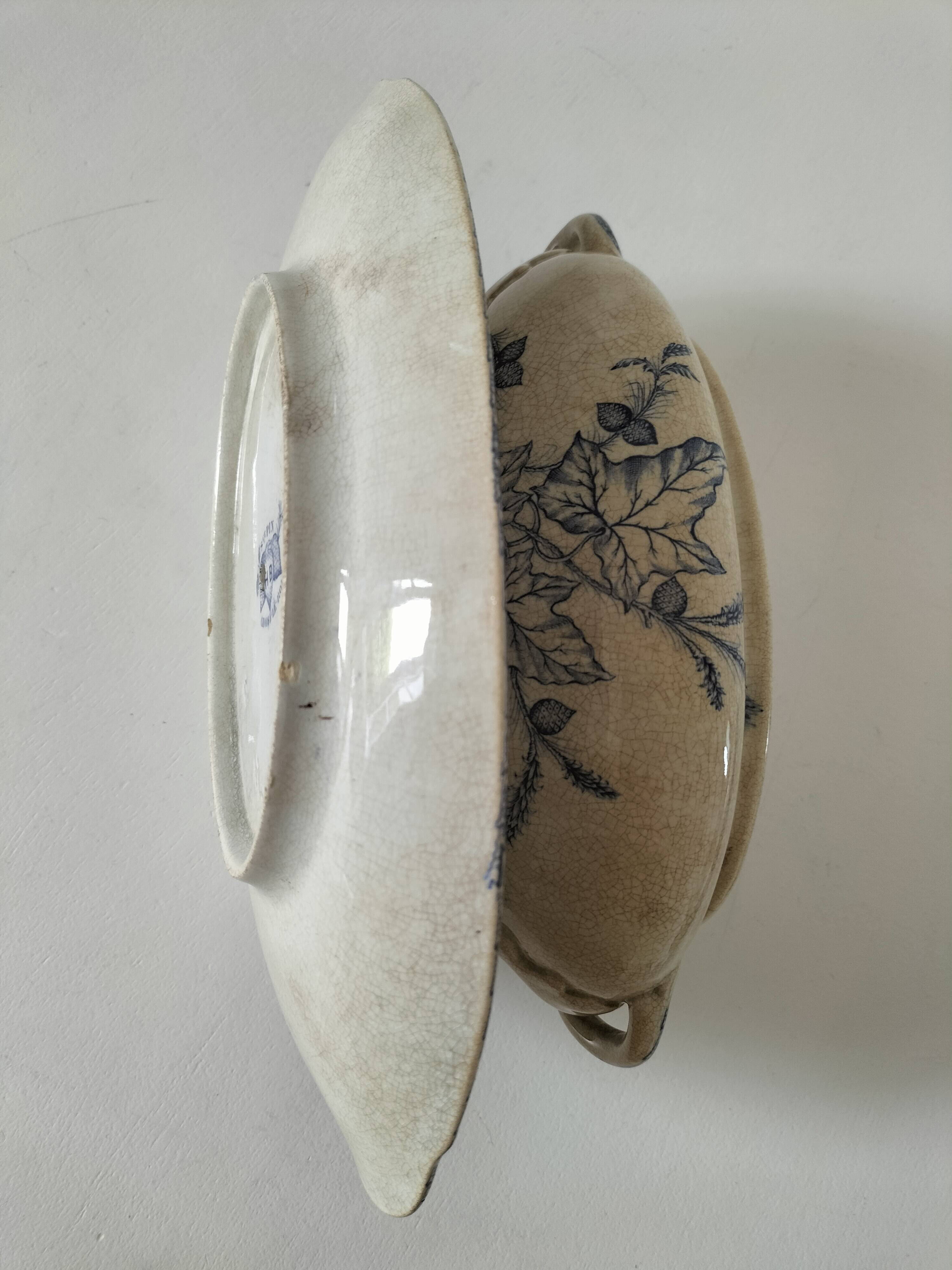 Small vegetable dish on a stand HB Choisy-le-Roi decoration Pine late 19th century