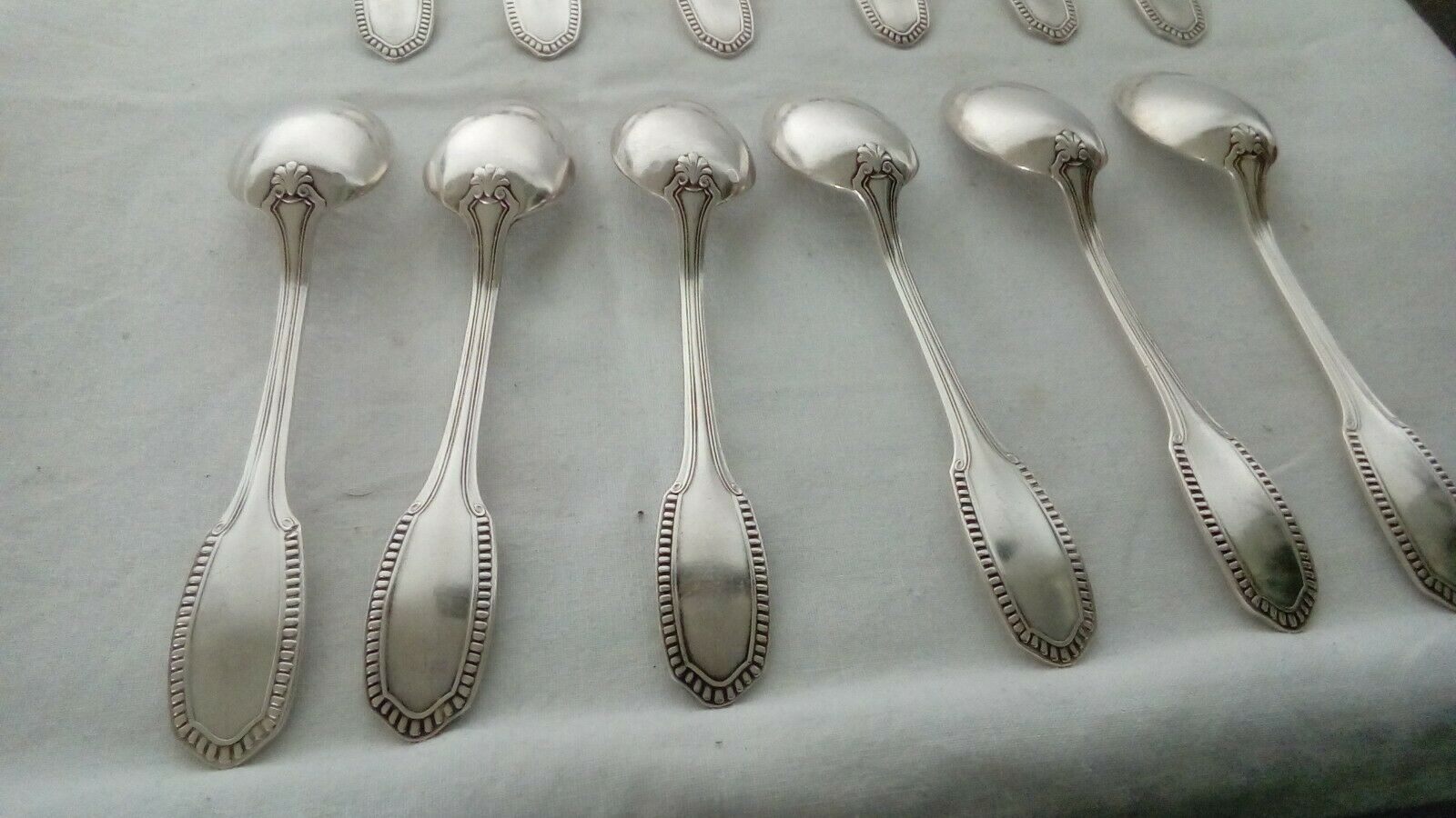 Set de 12 petites cuillères en métal argenté modèle perle et coquille