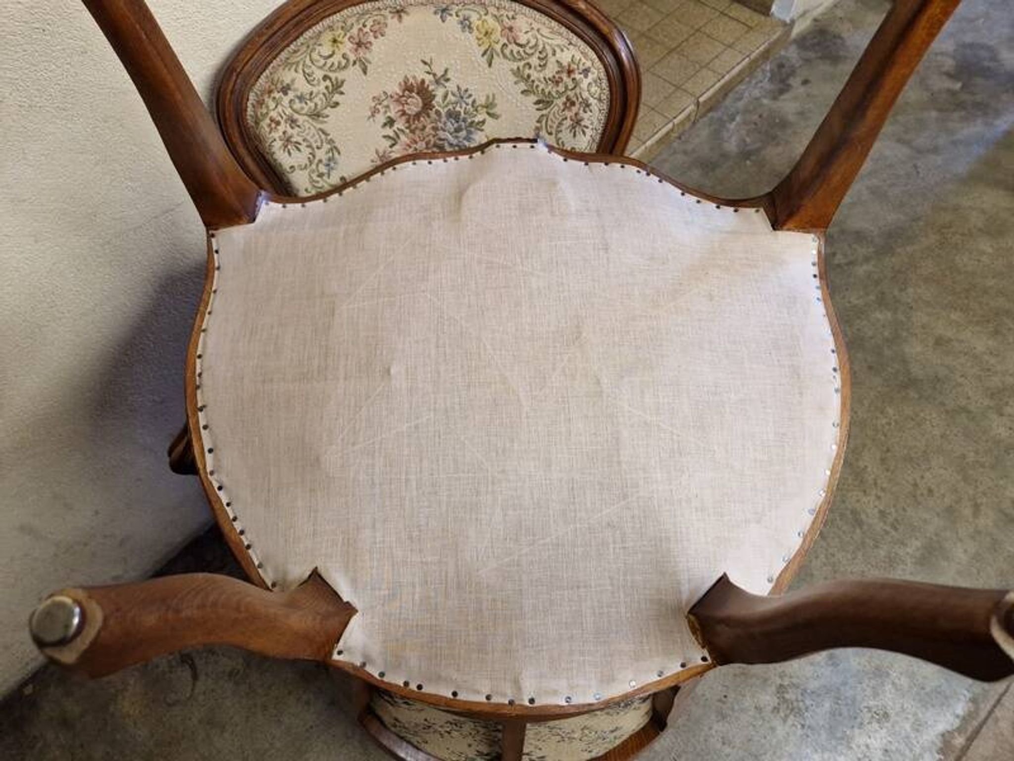 Pair of Louis XV style armchairs - In carved and moulded wood with flowers