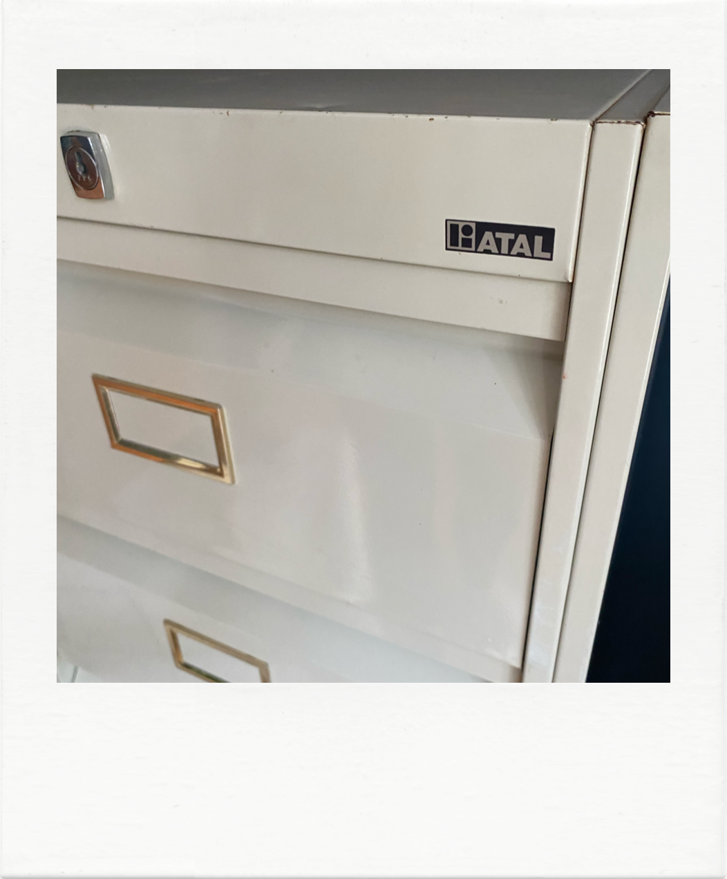 Metal piece of furniture with valves