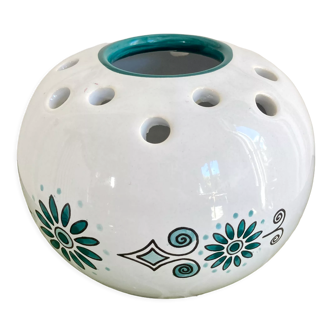 Vase ball pique flowers