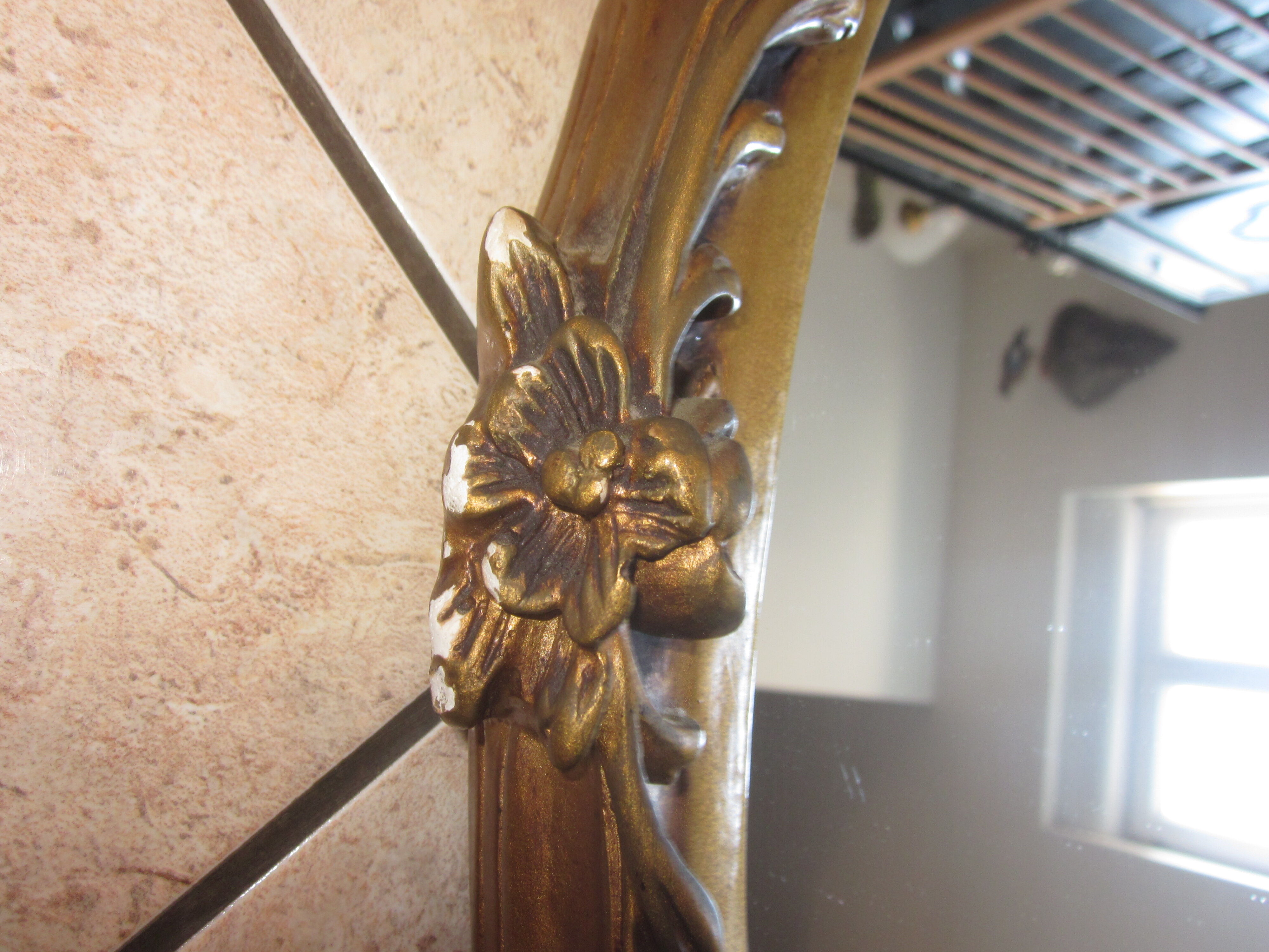 Gold mirror in platre 47x67cm