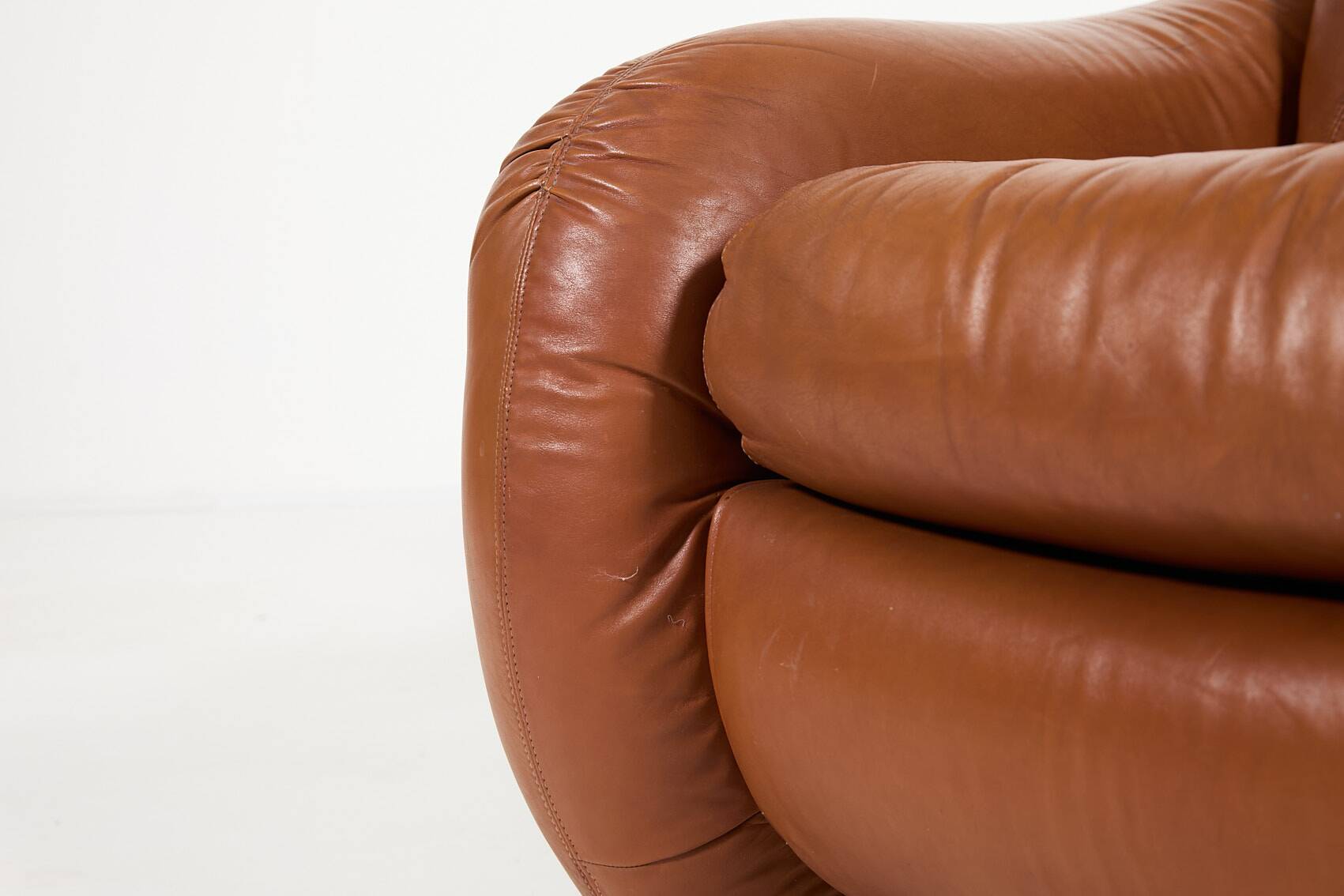 Sculptural Italian design leather lounge chair from 1960’s