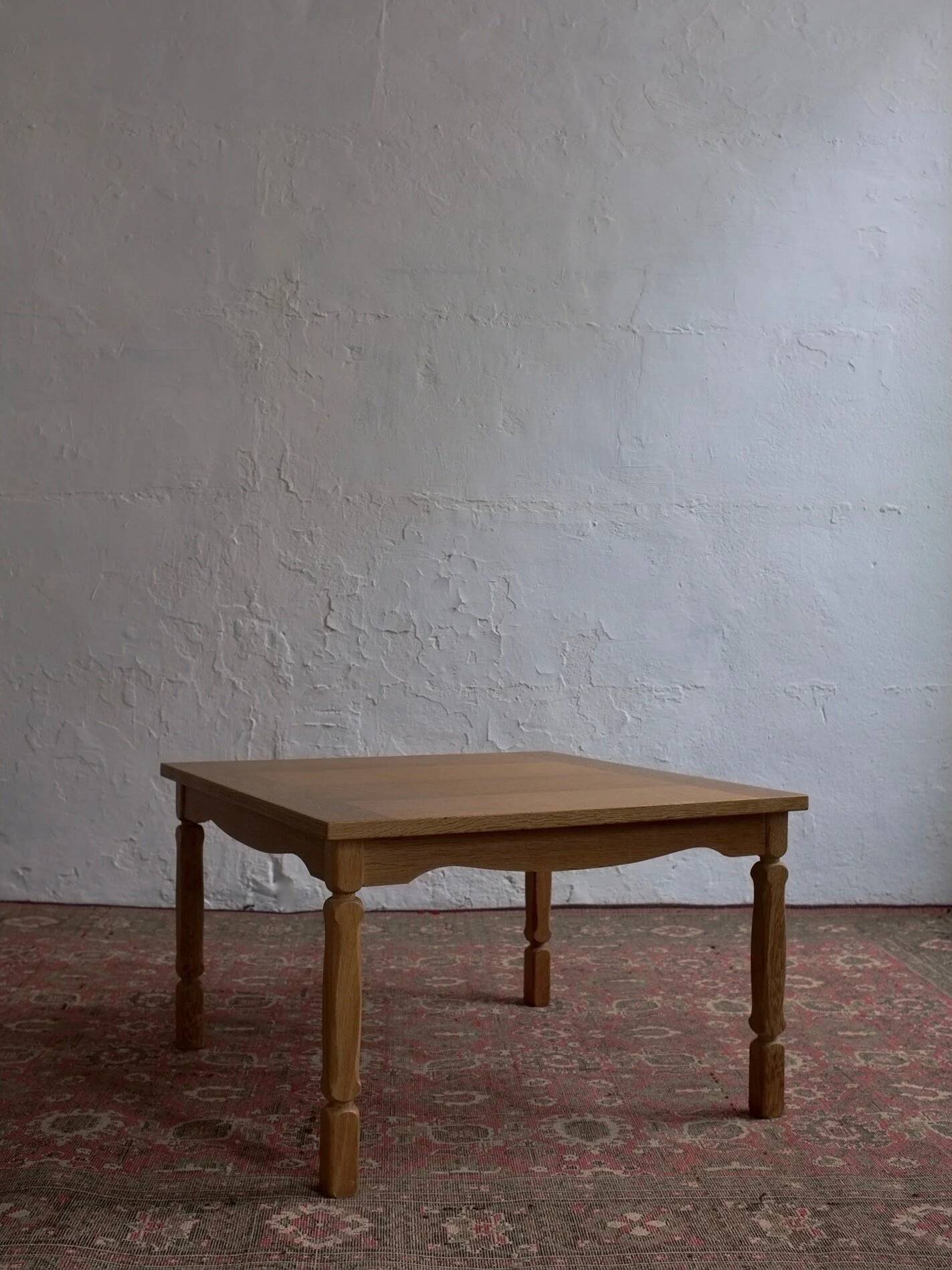 Table basse carrée en chêne sculpté par Henning Kjaernulf | Danemark | Années 1950