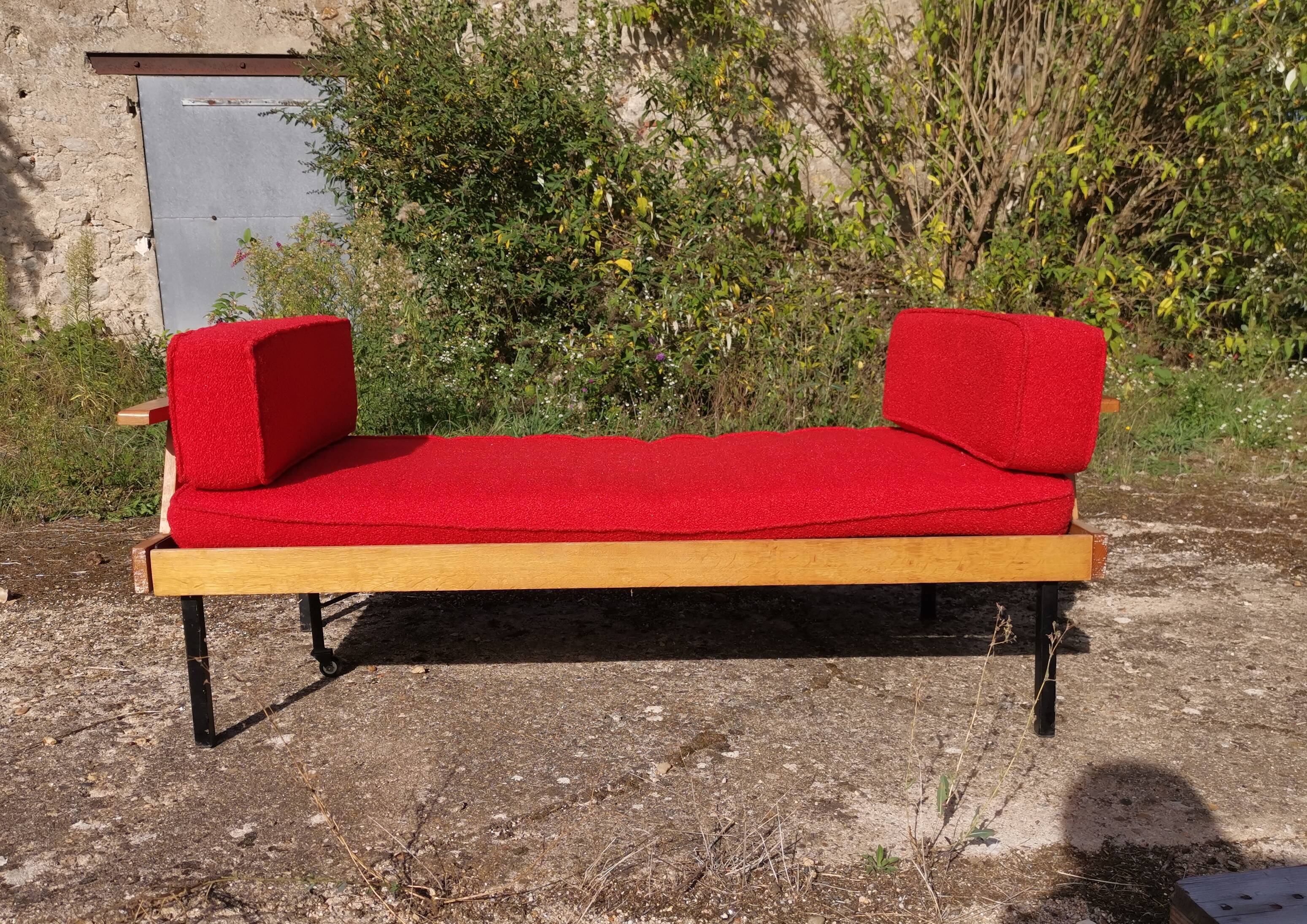 Vintage stretch scandinavian daybed