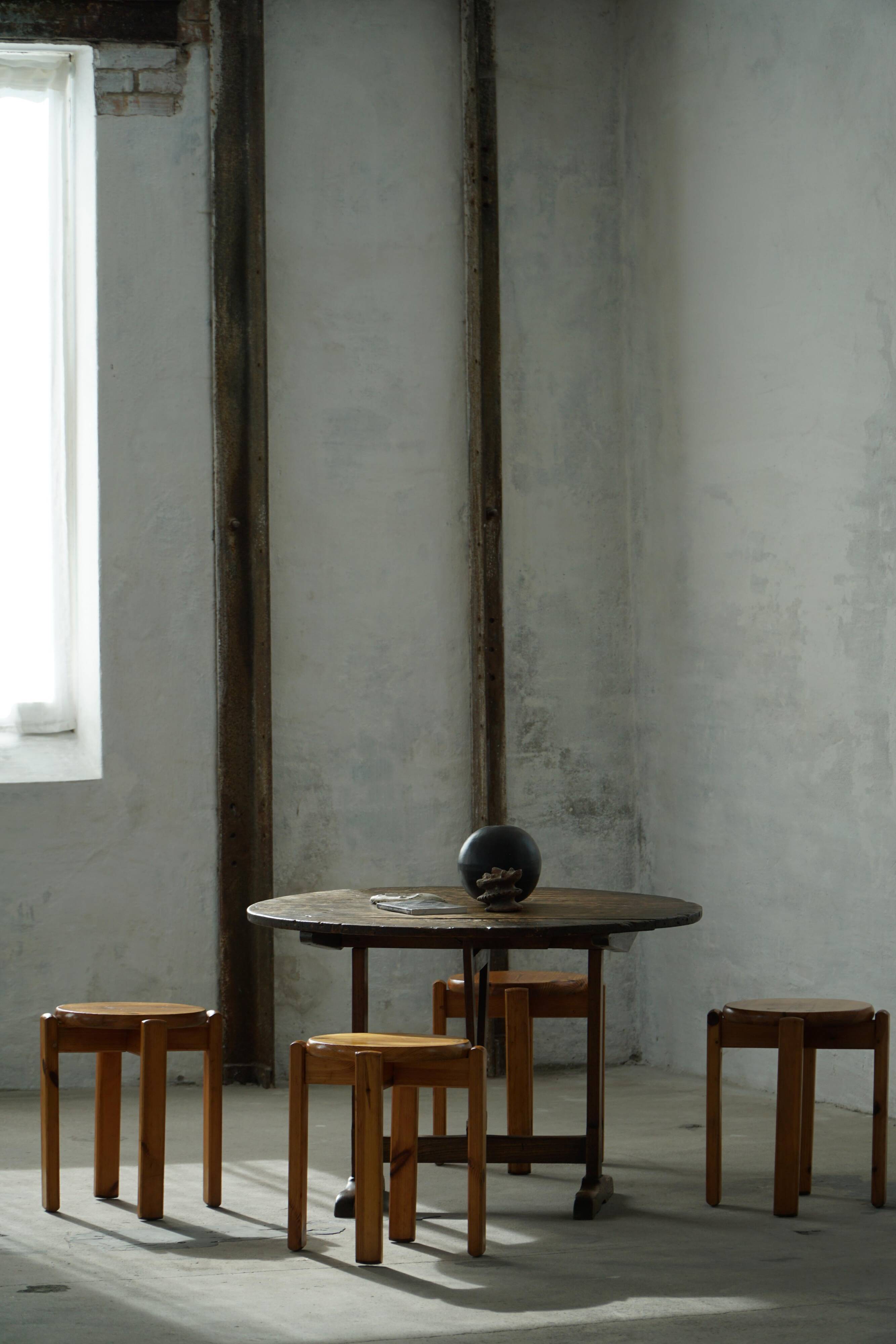 Round table with a tilting top from a 19th-century provincial French winemaker in oak.