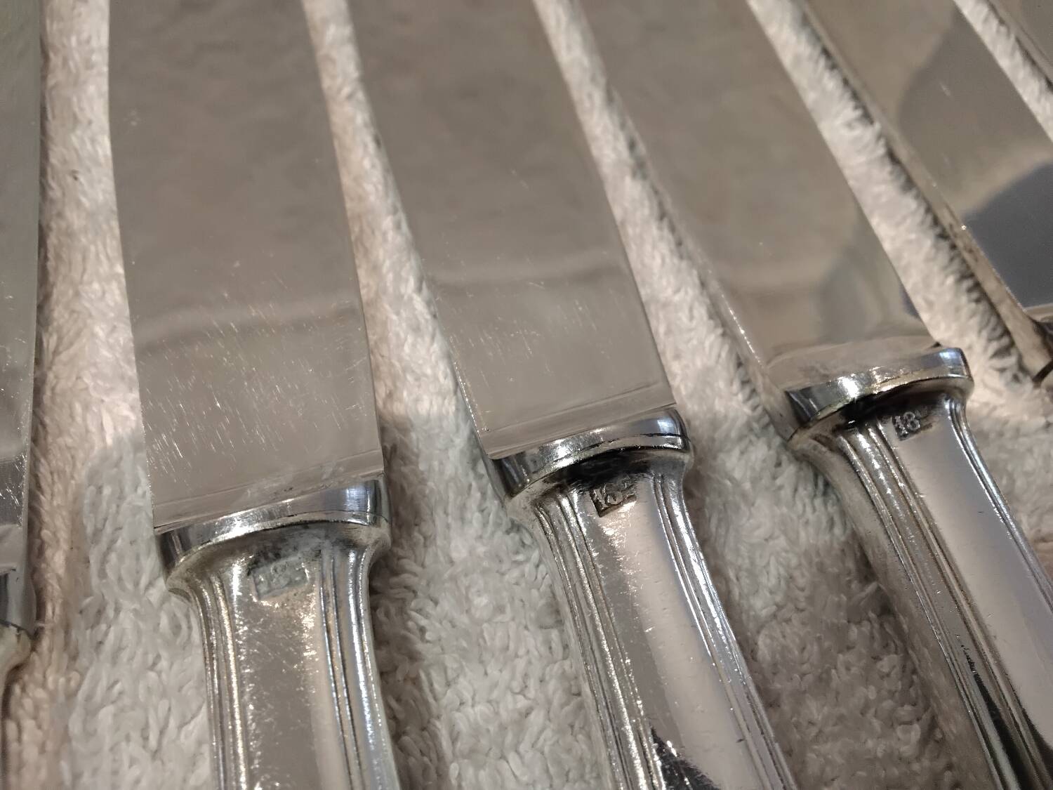 12 silver-plated table knives by Ercuis, Senlis pattern, 24.7cm