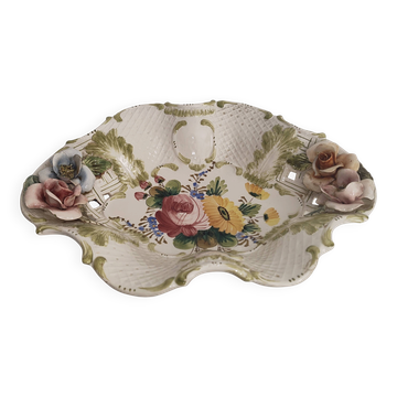 Coupe ajourée en céramique italienne à décor de fleurs en relief