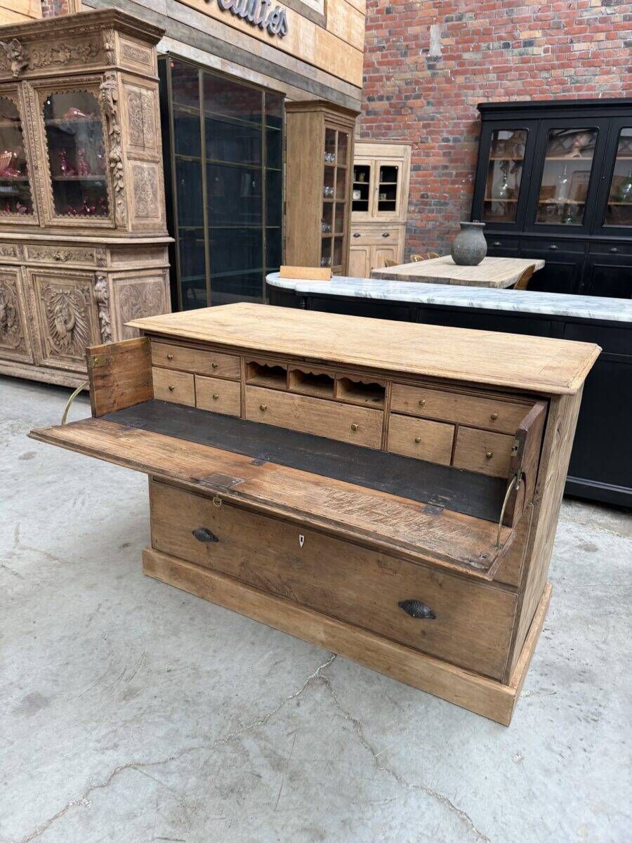 Oak chest of drawers from the early 20th century.