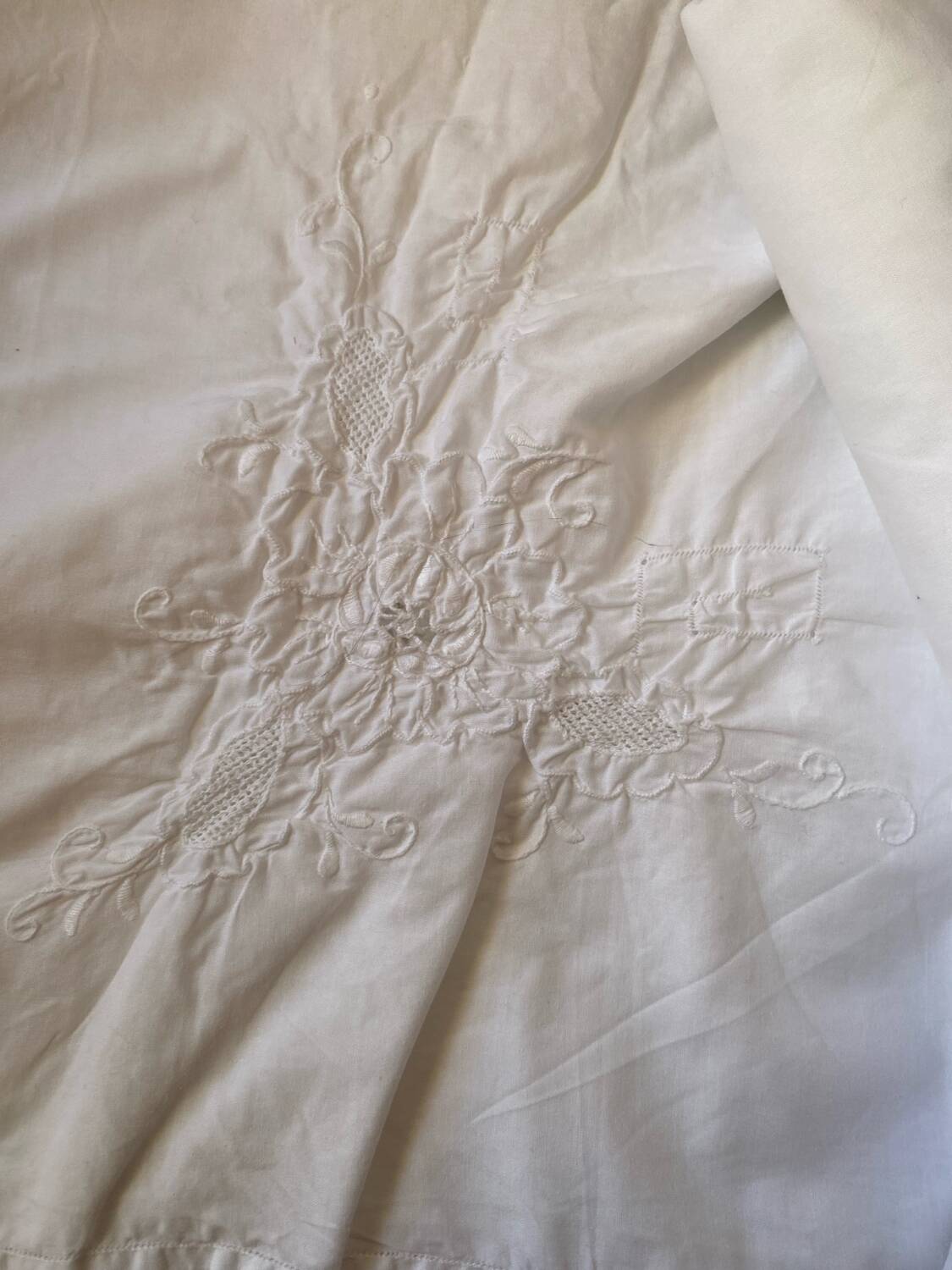 Nappe blanche en fin coton blanc brodé.