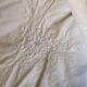 Nappe blanche en fin coton blanc brodé.
