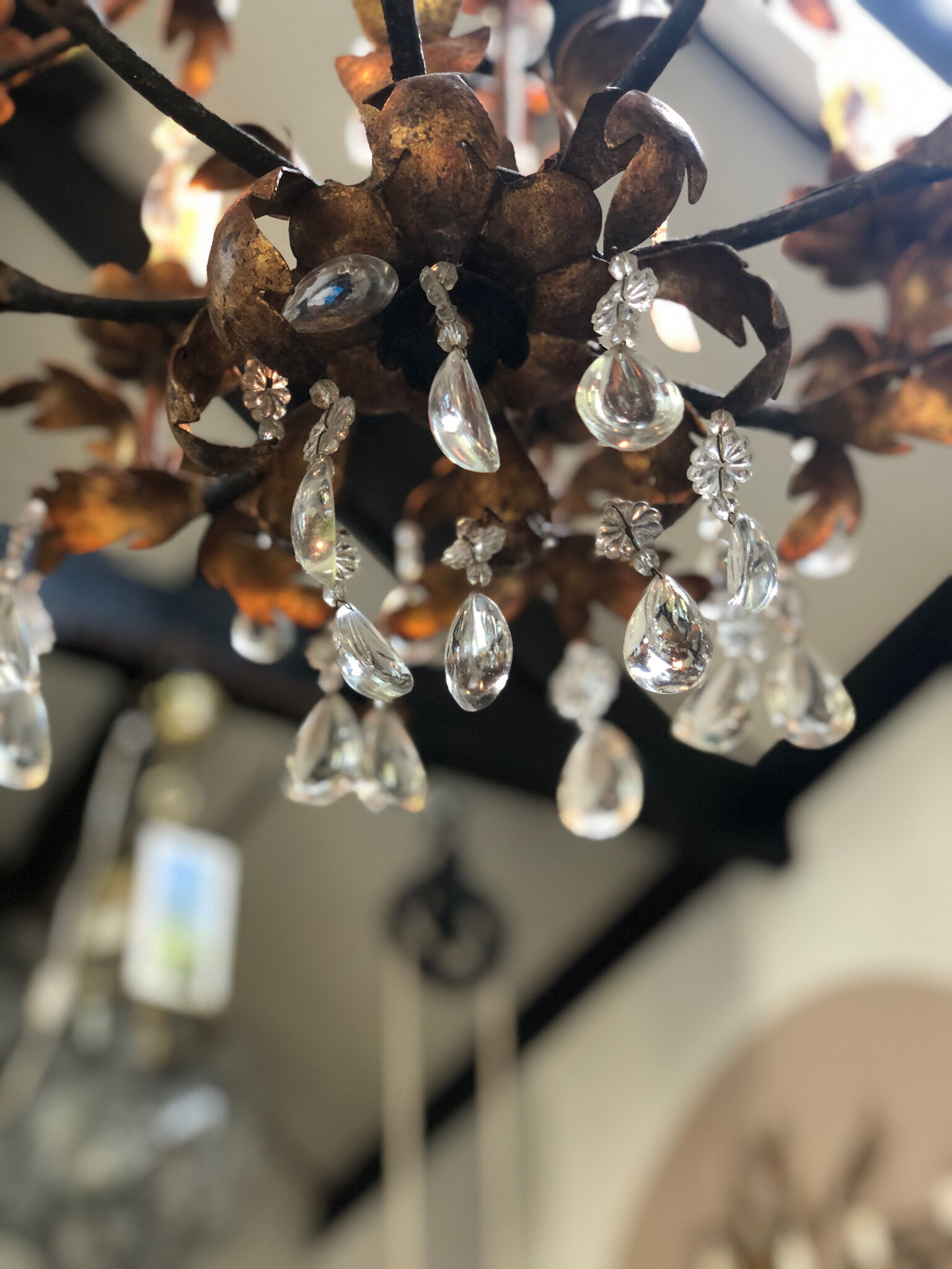 Lustre Avec les feuilles dorés et plein des cristal 30