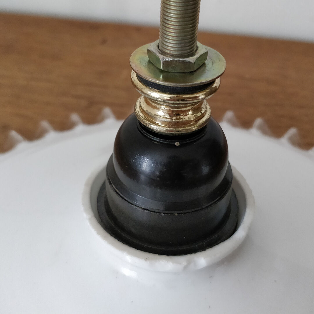 Transparent collared opaline lamp