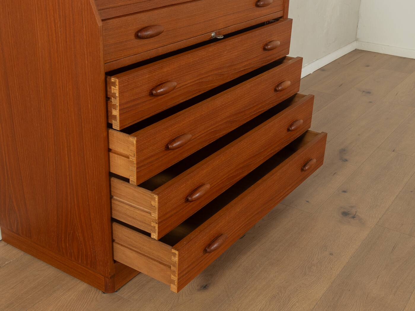 1980s bureau, Dyrlund