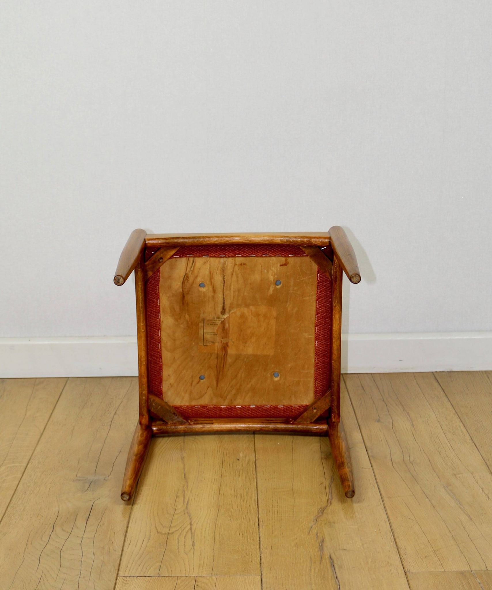 Tabouret Edmund Homa, siège structurel en brique orange.
