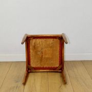 Tabouret Edmund Homa, siège structurel en brique orange.