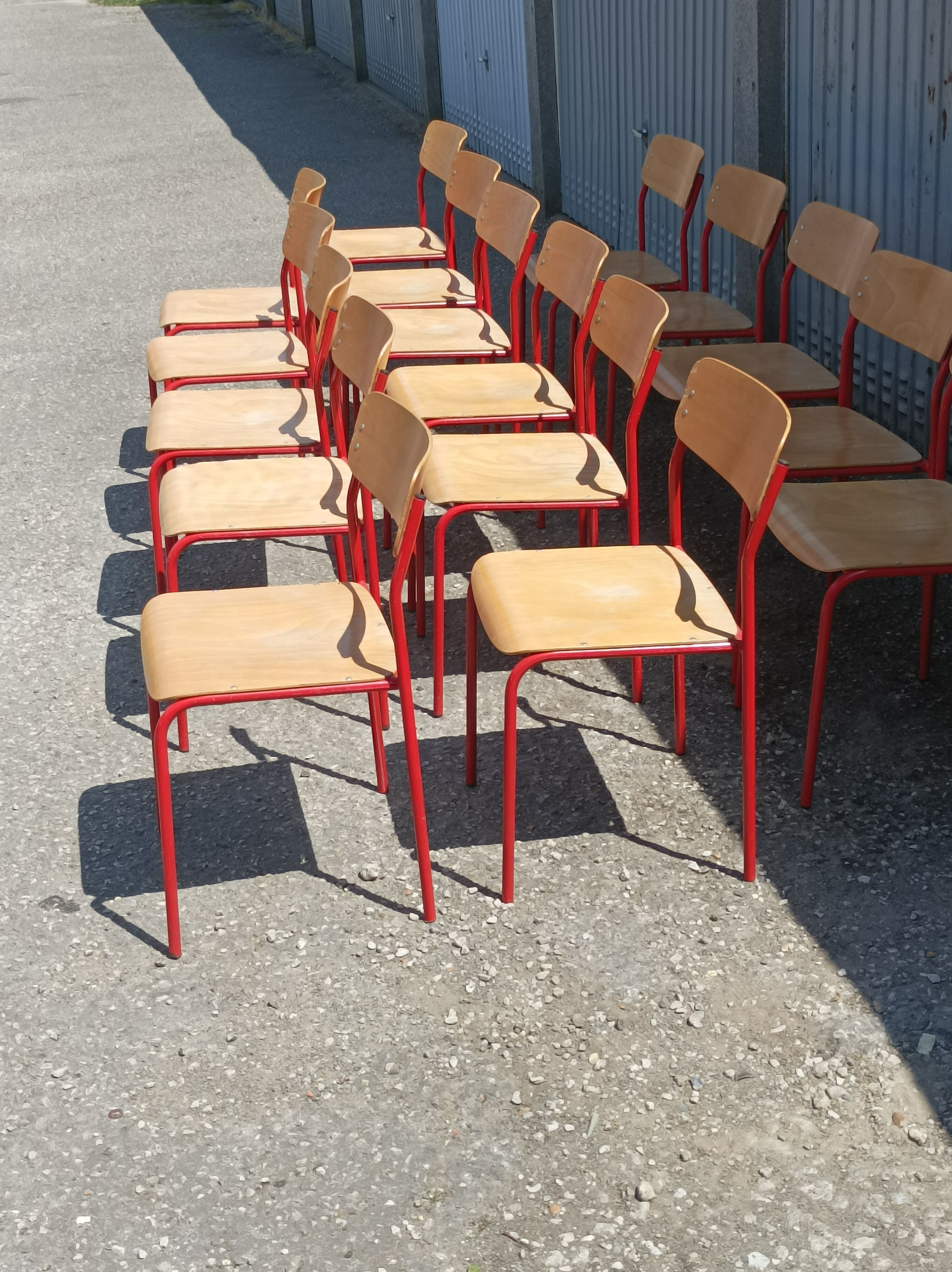 Lot 16 chaises écolier bois métal rouge