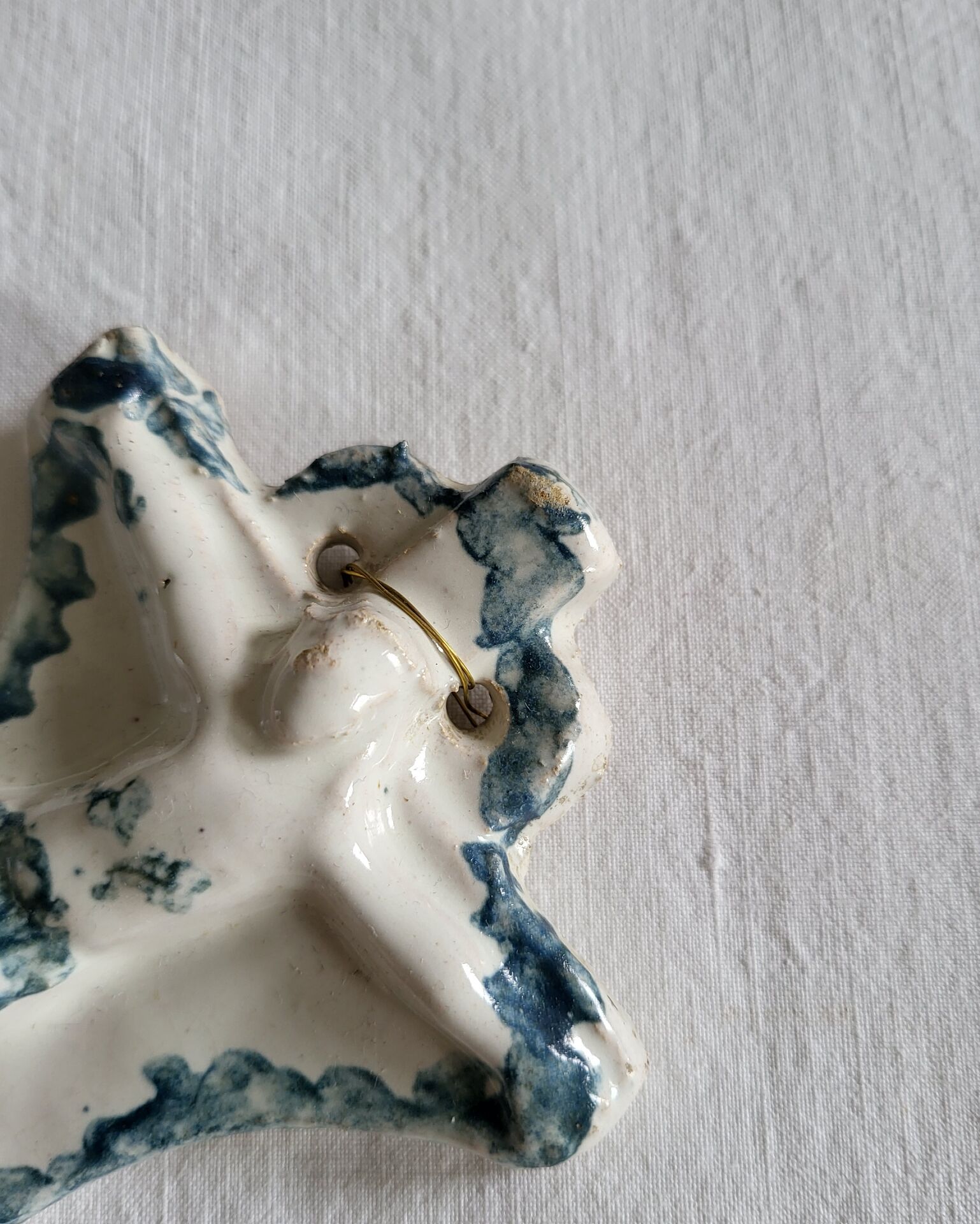 Ancien Bénitier en Faïence bleue et blanche Christ Croix