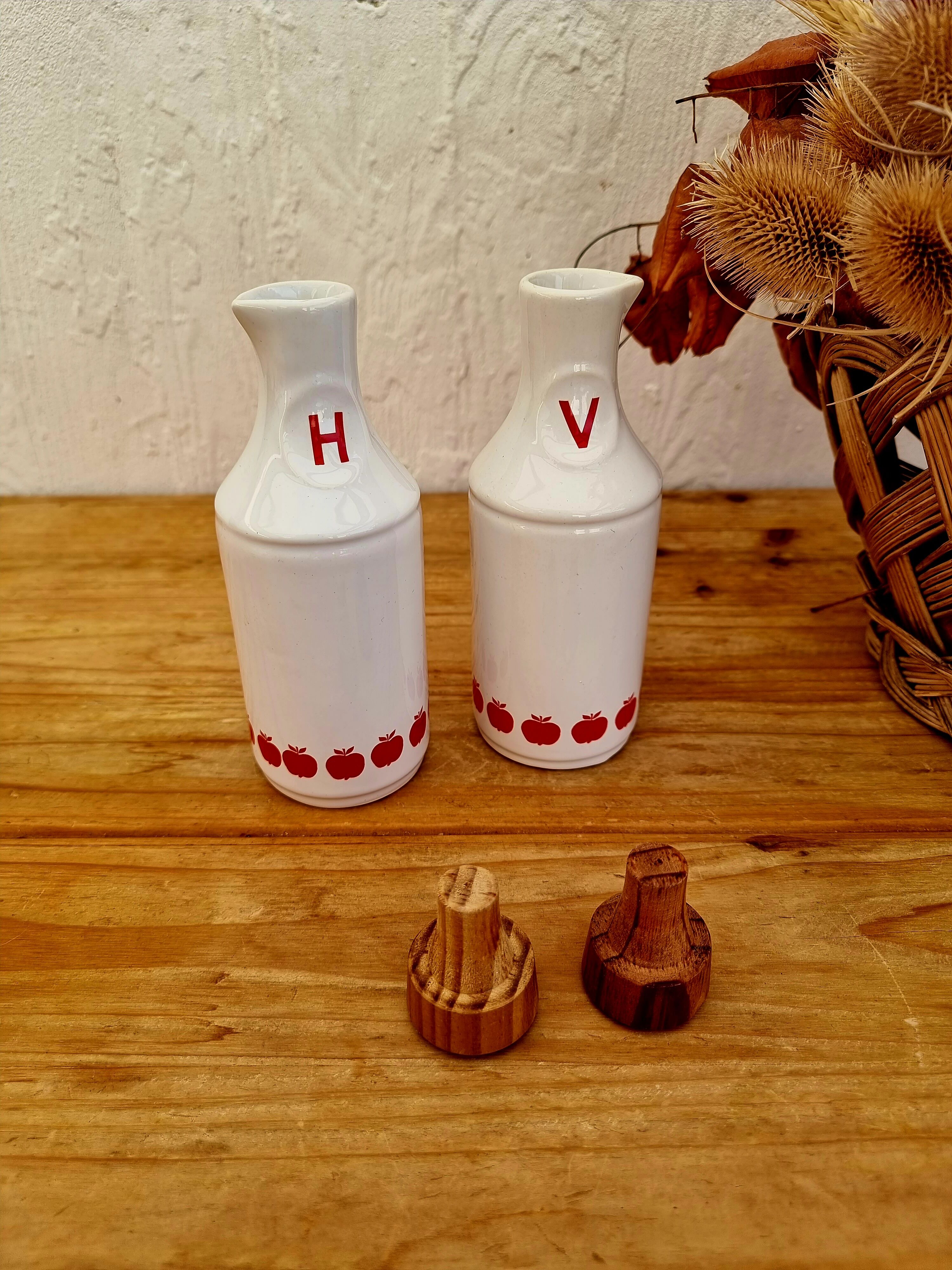 Apple-pattern condiment set