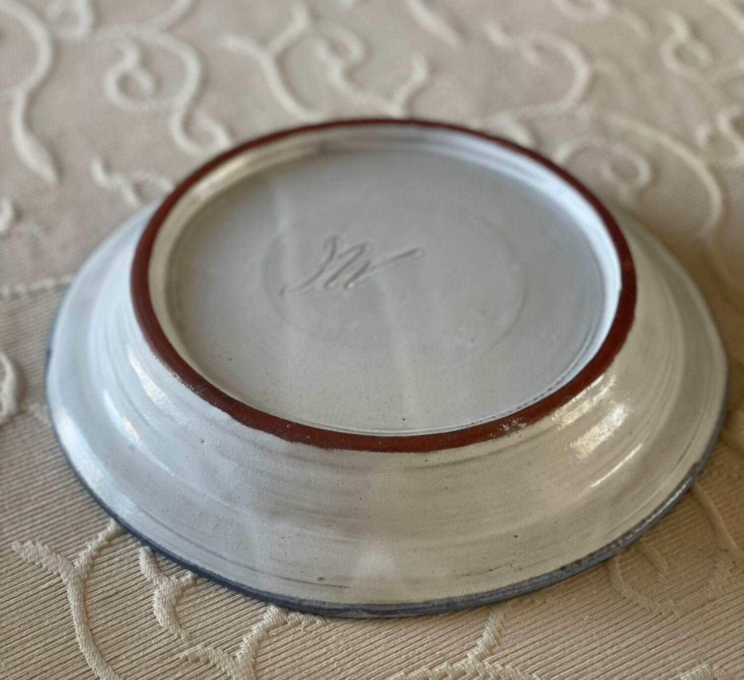 Cheese dome in stoneware.