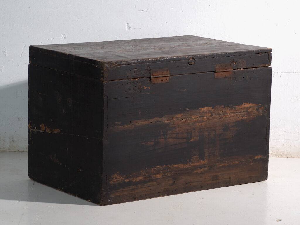 Coffre ancien peint en bois de pin – Chine, vers 1900