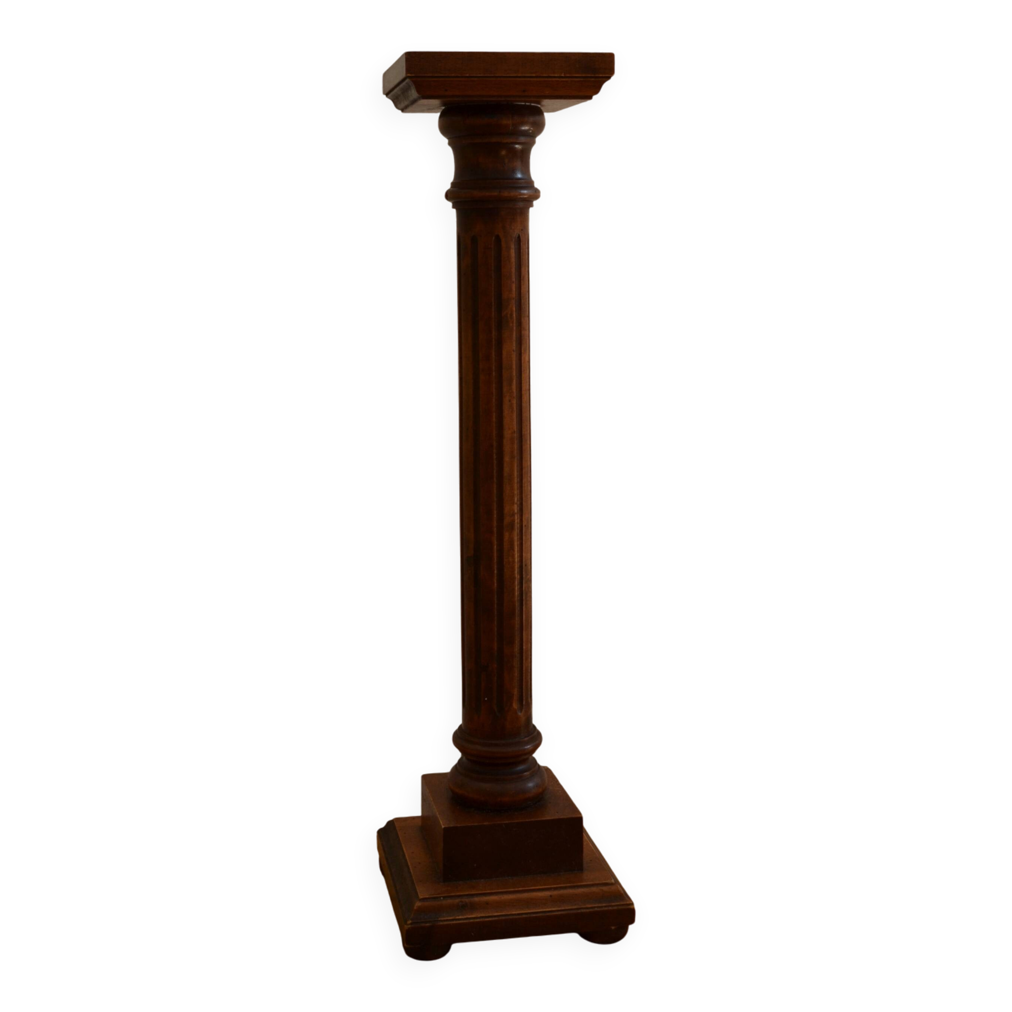 Wooden column pedestal in Louis XVI style, height: 93 cm.