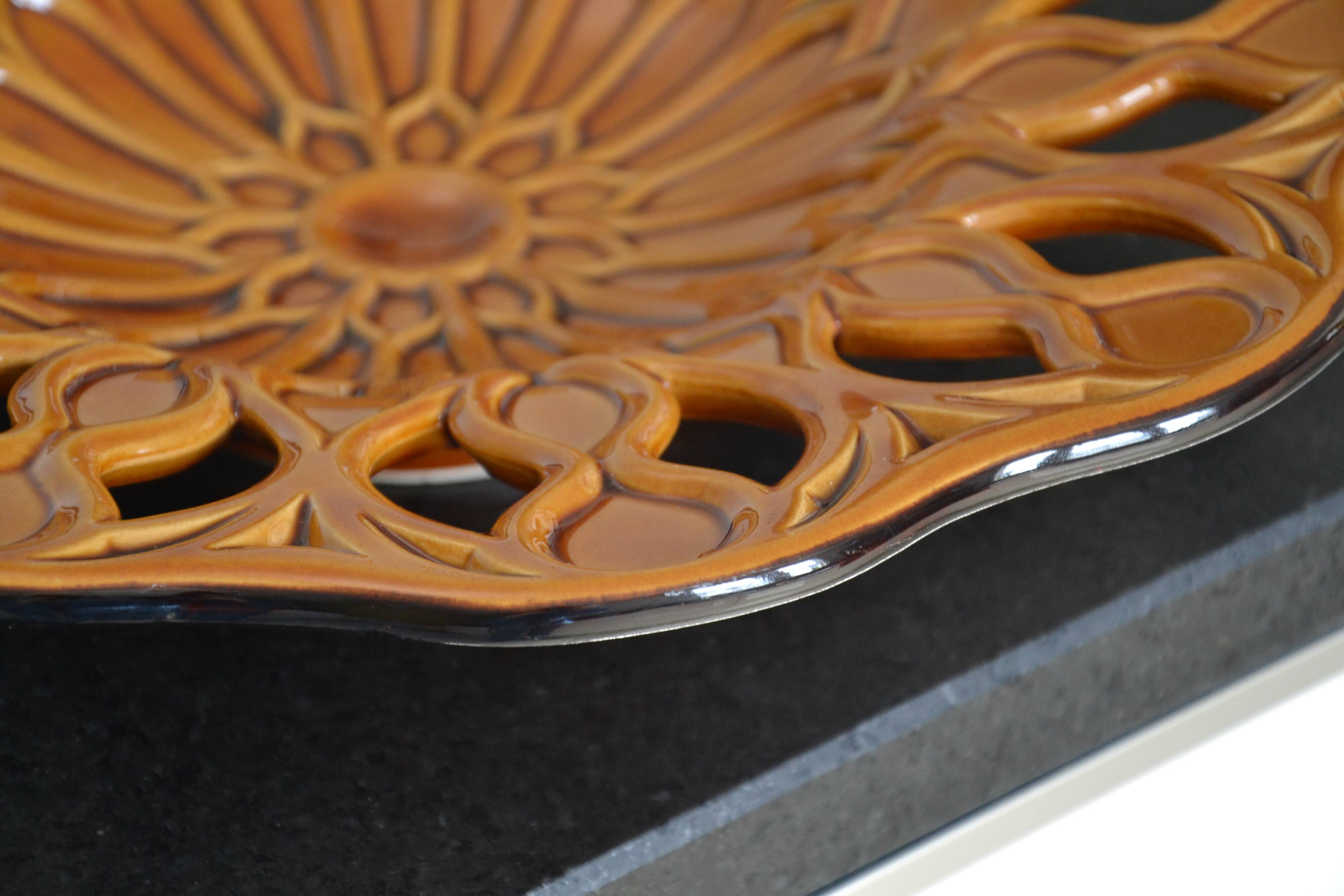 Cut-out ceramic fruit bowl