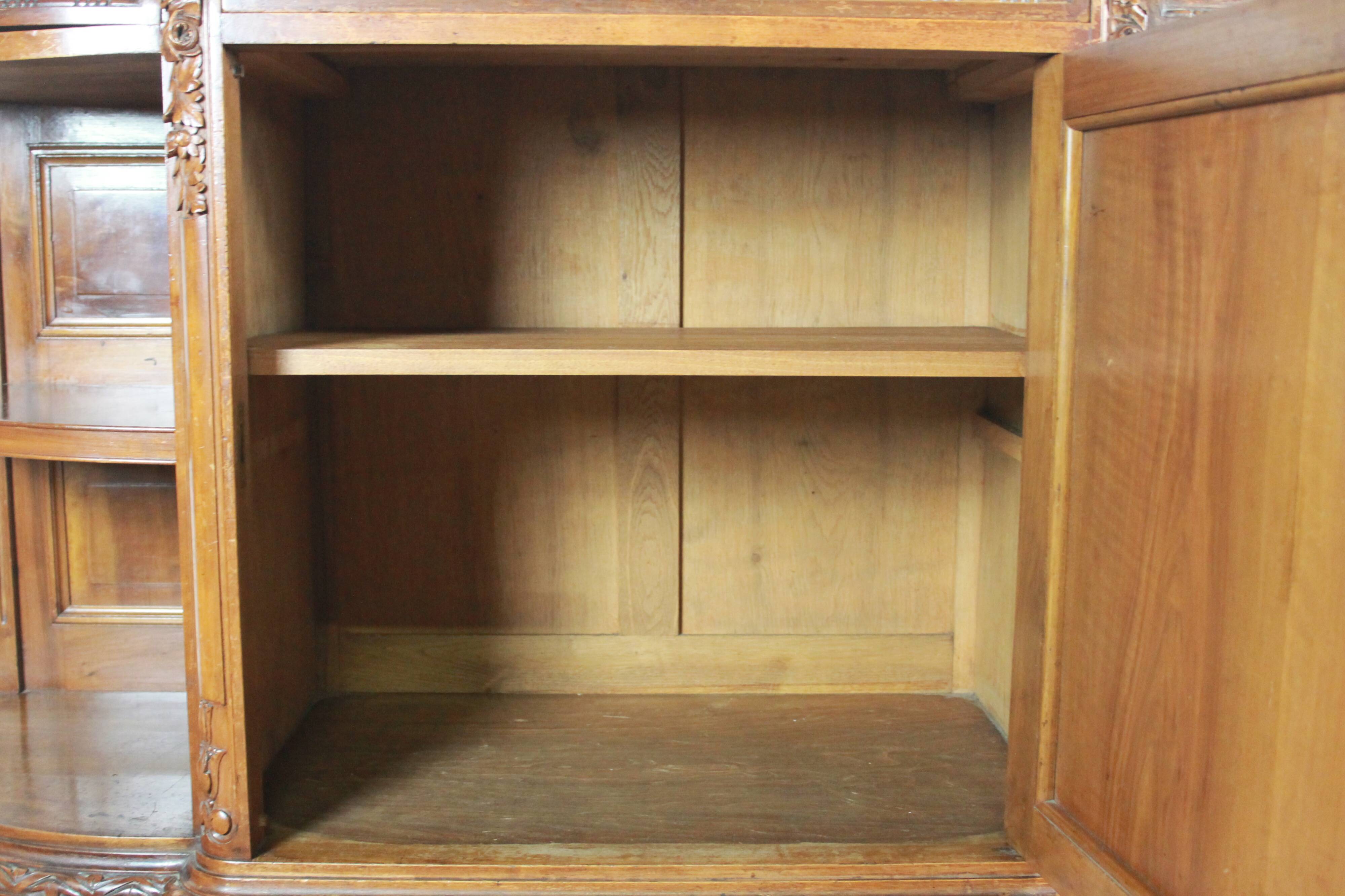 Half-moon shaped serving trolley