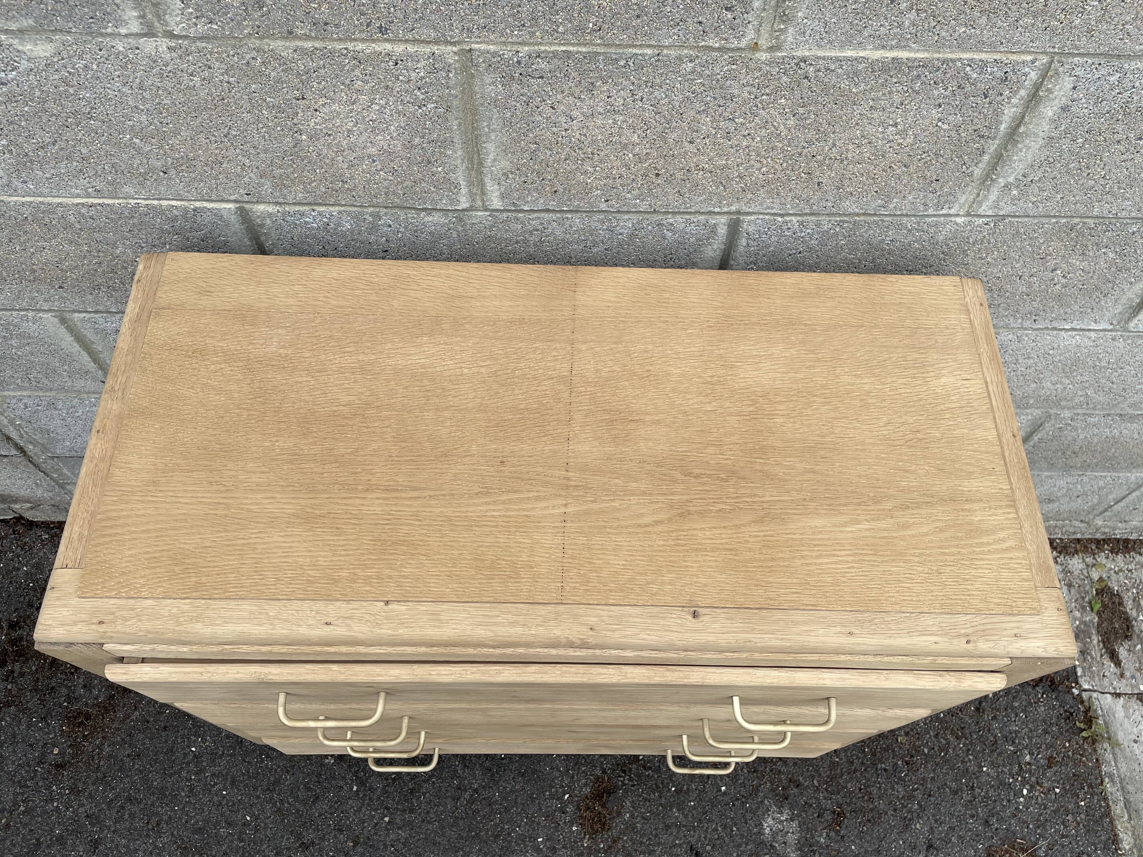Commode vintage à 4 tiroirs aérogommée