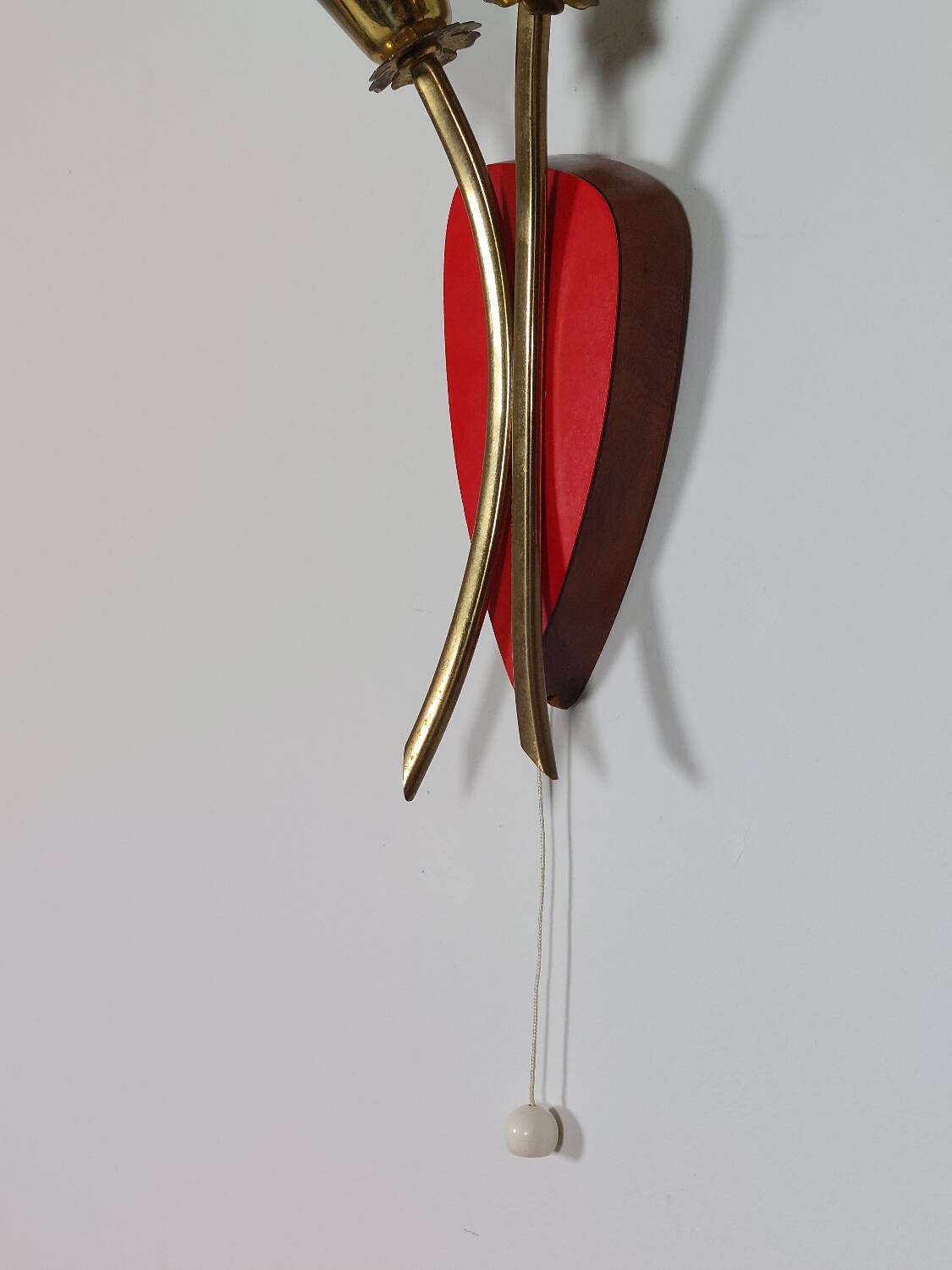 Vintage wall lamp from the 1950s in brass with flower decoration.