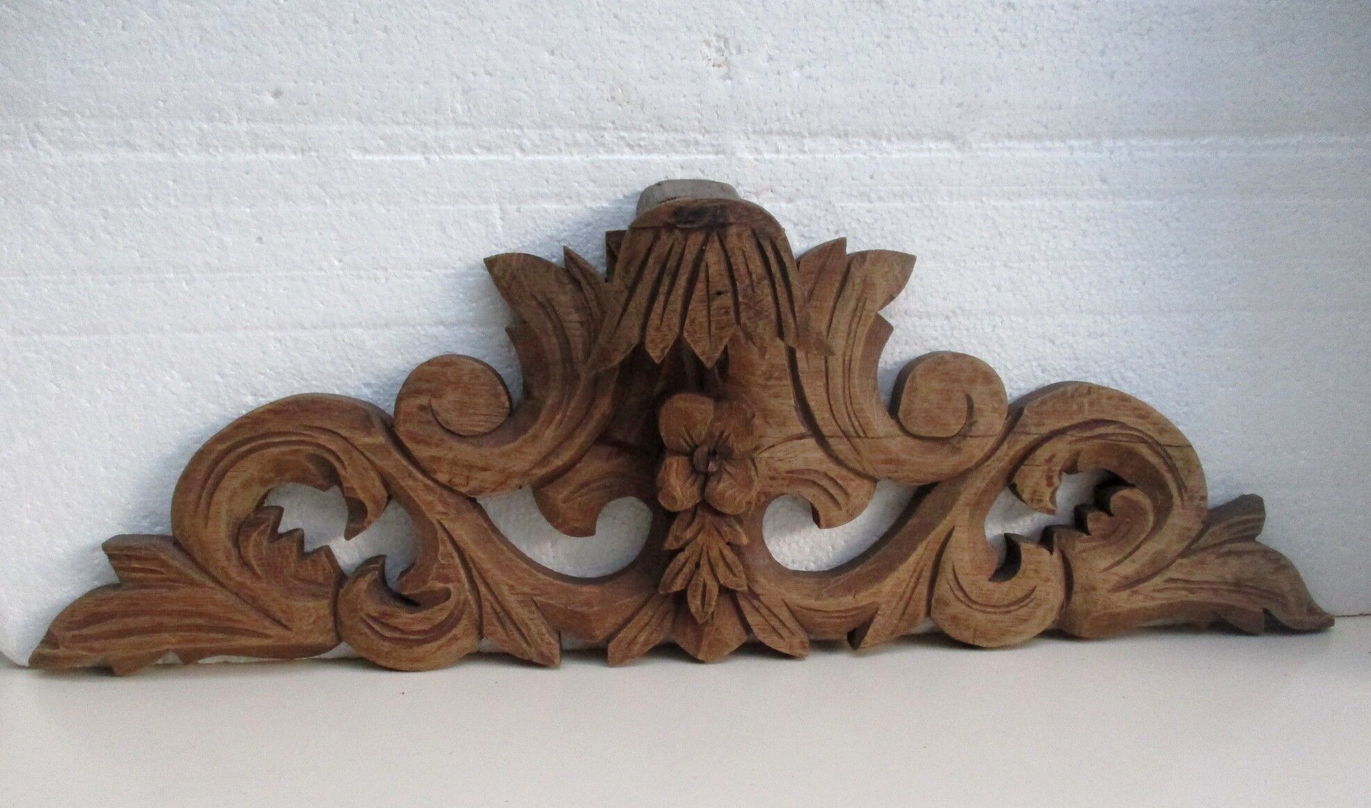 Fronton en bois sculpté