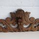 Fronton en bois sculpté