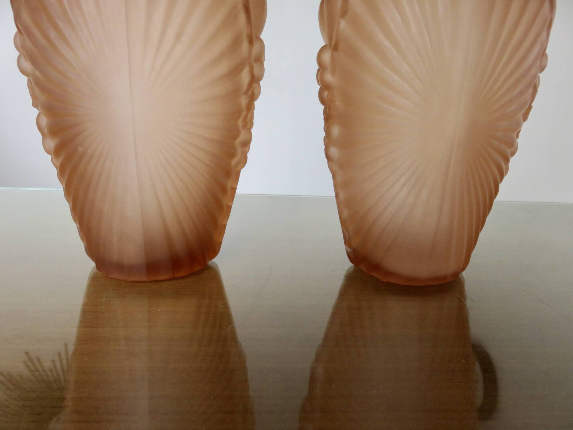 Pair of Art Deco vases in moulded pink glass, signed Souchon Neuvesel, 1940.