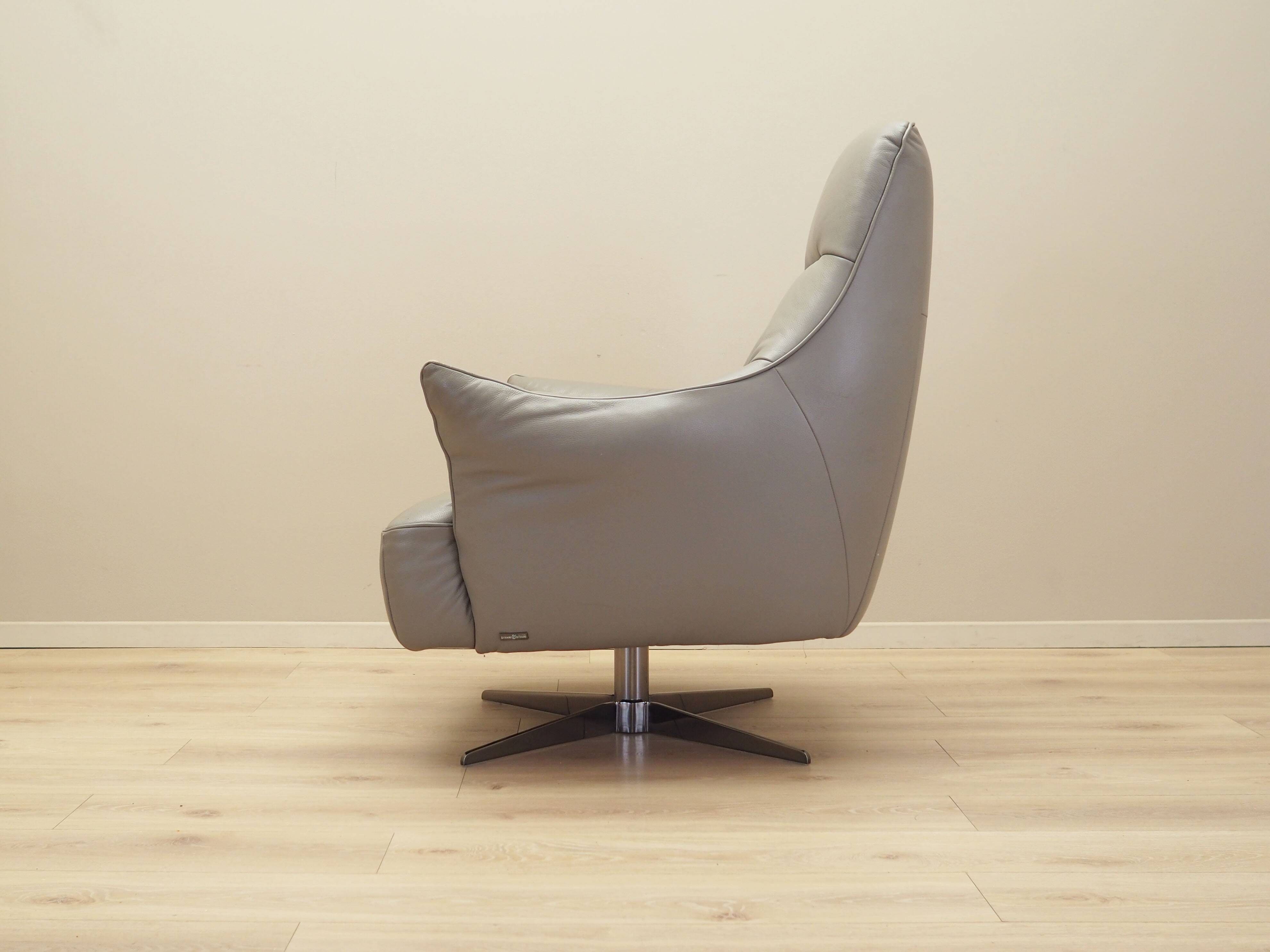 Leather swivel armchair, Italian design, 1990s, manufacture: Natuzzi