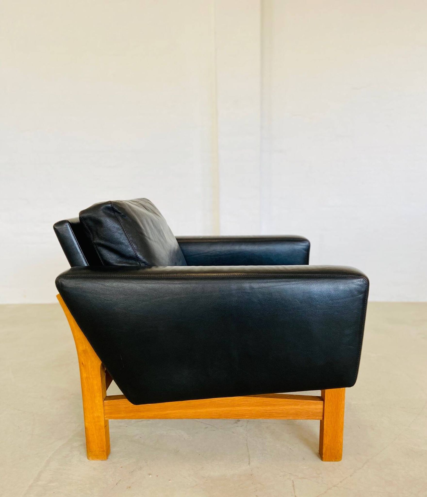 VINTAGE MID-CENTURY POUL M. VOLTHER  LEATHER AND OAK LOUNGE CHAIR 1960,s