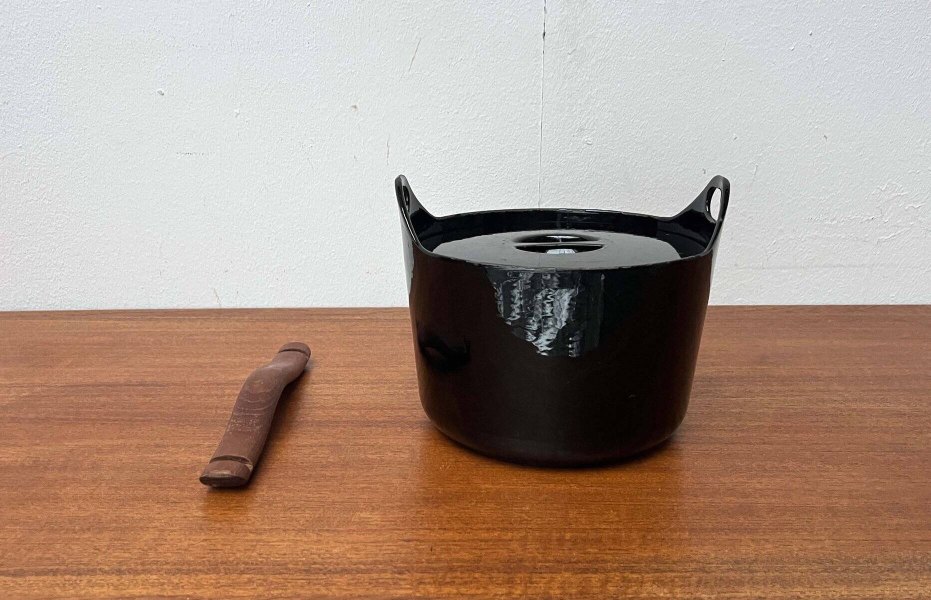Black enamelled cast iron pot with a teak handle in mid-century style by Timo Sarpaneva for Rosenlew of Finland, 1960s.
