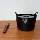 Black enamelled cast iron pot with a teak handle in mid-century style by Timo Sarpaneva for Rosenlew of Finland, 1960s.