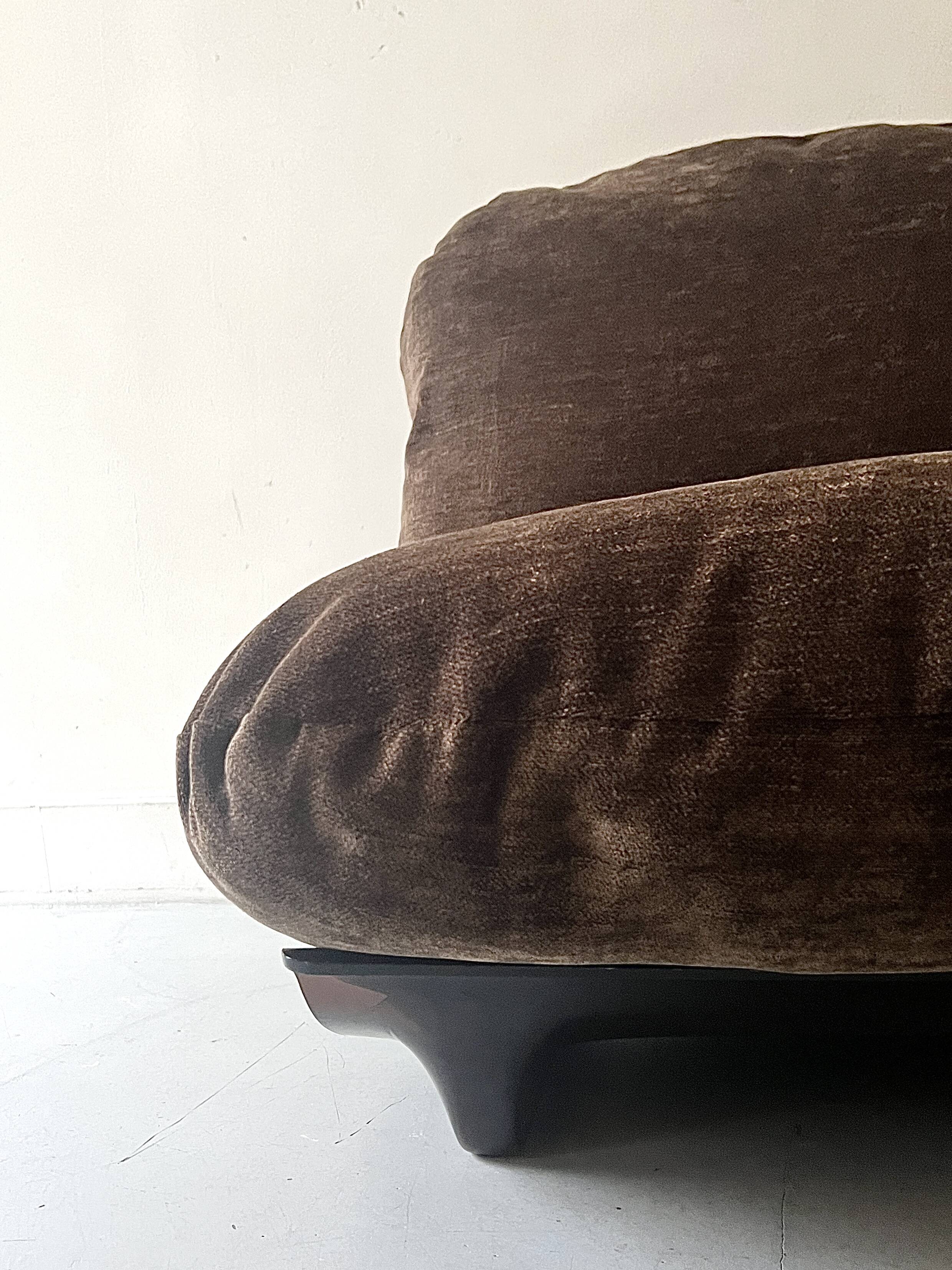 Chauffeuse Marsala en plexiglas fumé & velours ras marron, Ligne roset 1970