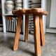 Tabouret brutaliste en bois