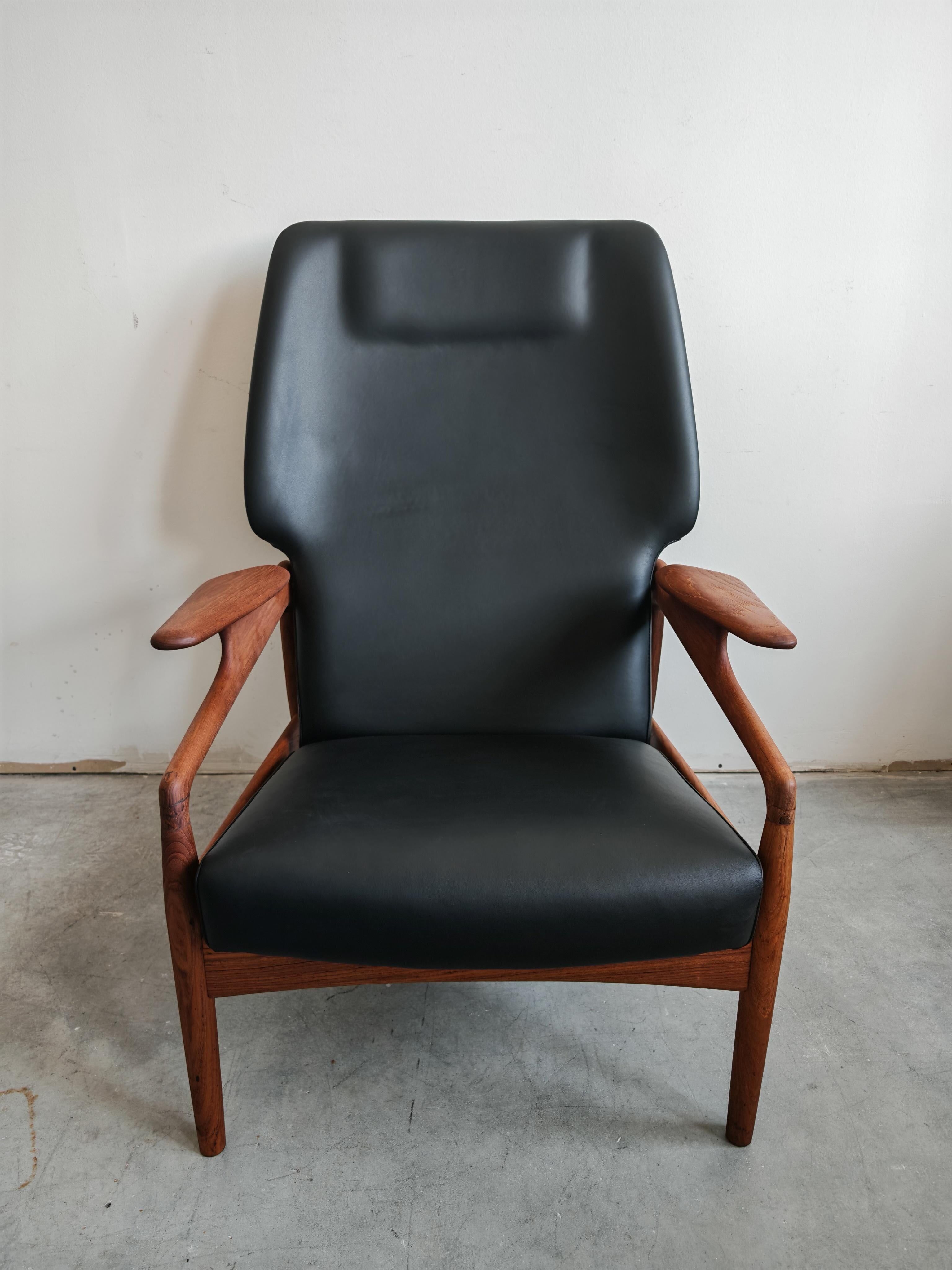 Mid-Century Lounge Chair in solid teak and leather by John Bone