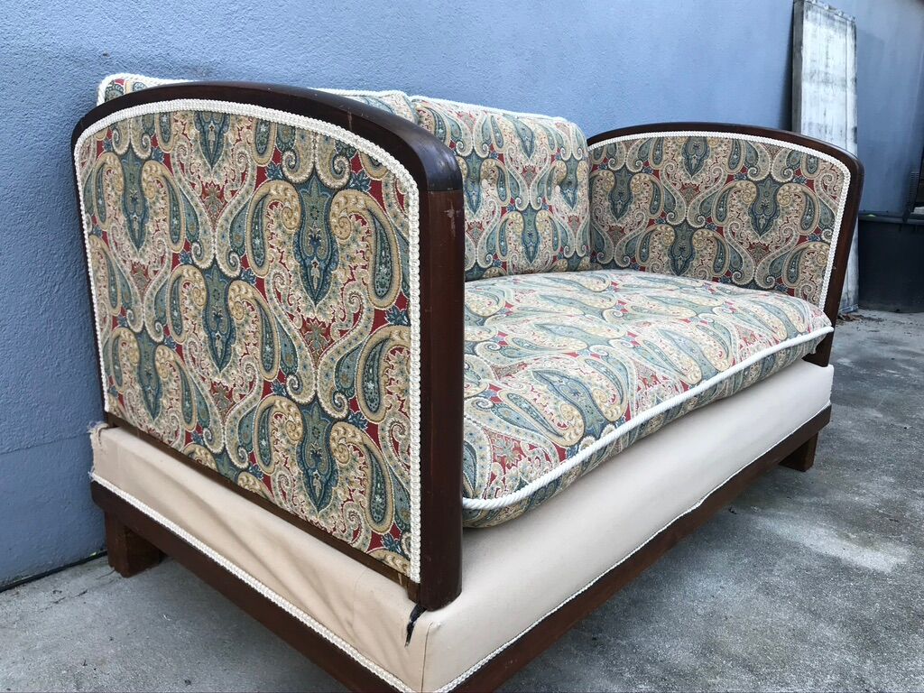 Bench reads art deco