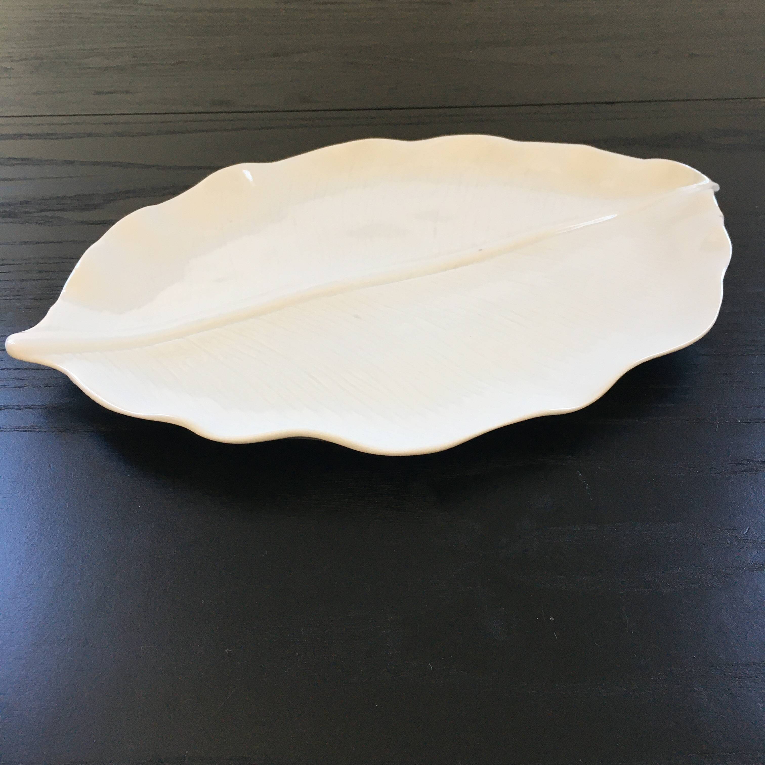 Porcelain ribbed leaf dish