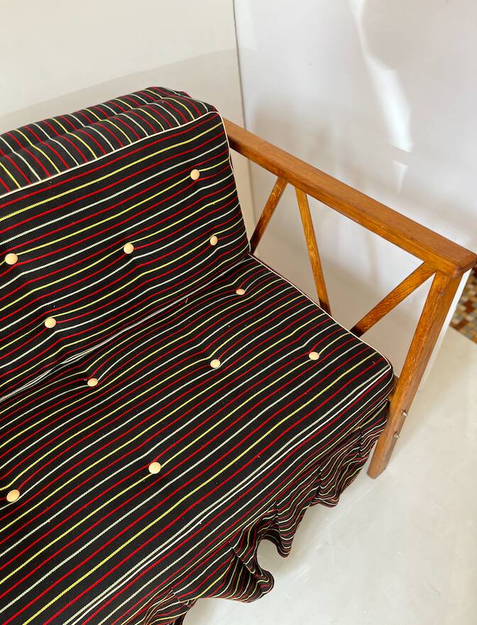 Two-seater bench convertible into a single bed.